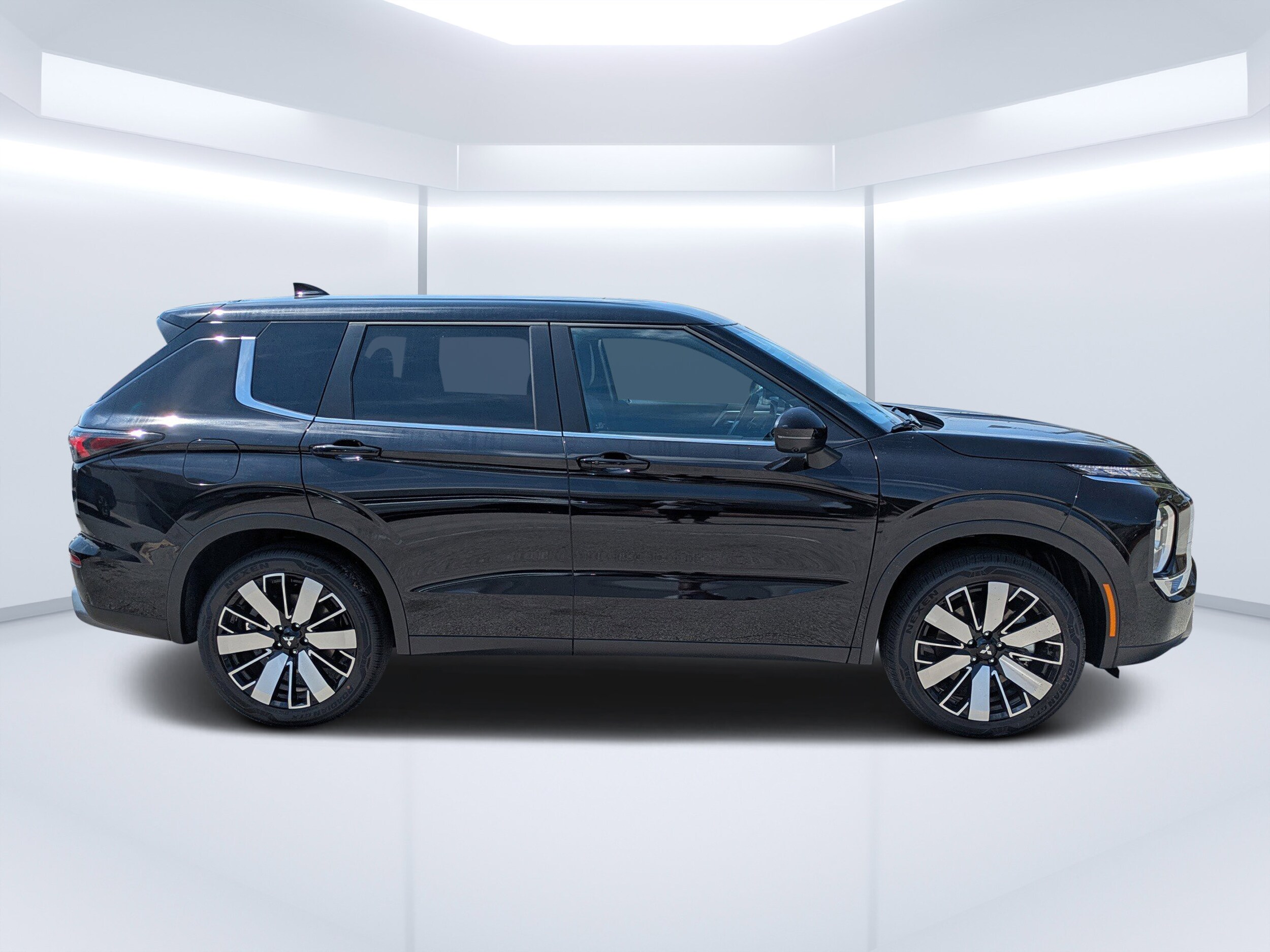 2025 Mitsubishi Outlander SE photo 2