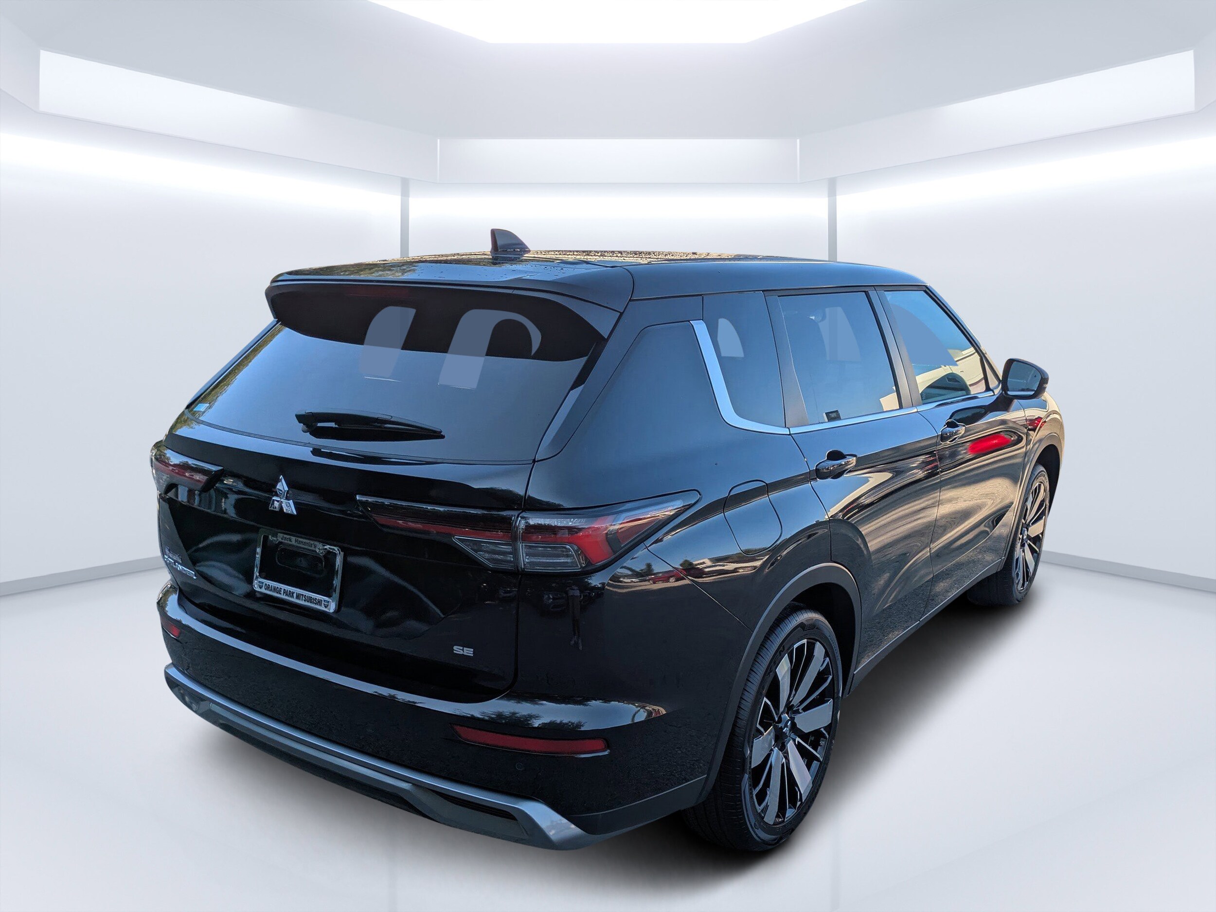 2025 Mitsubishi Outlander SE photo 3