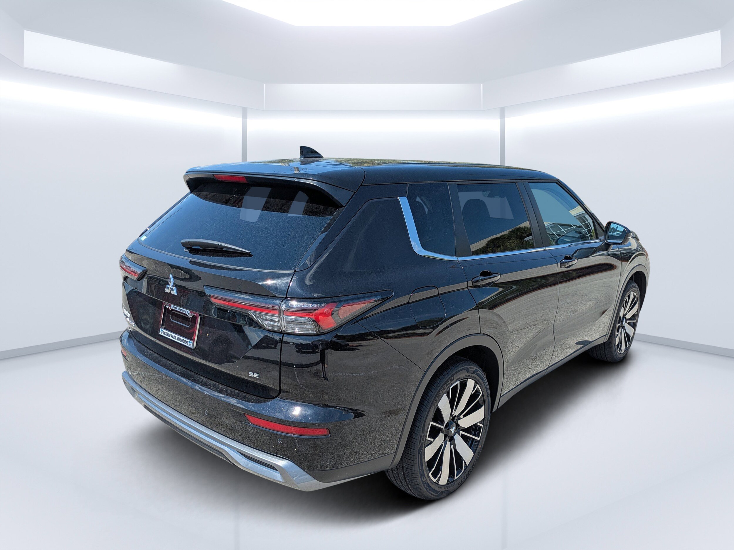 2025 Mitsubishi Outlander SE photo 3