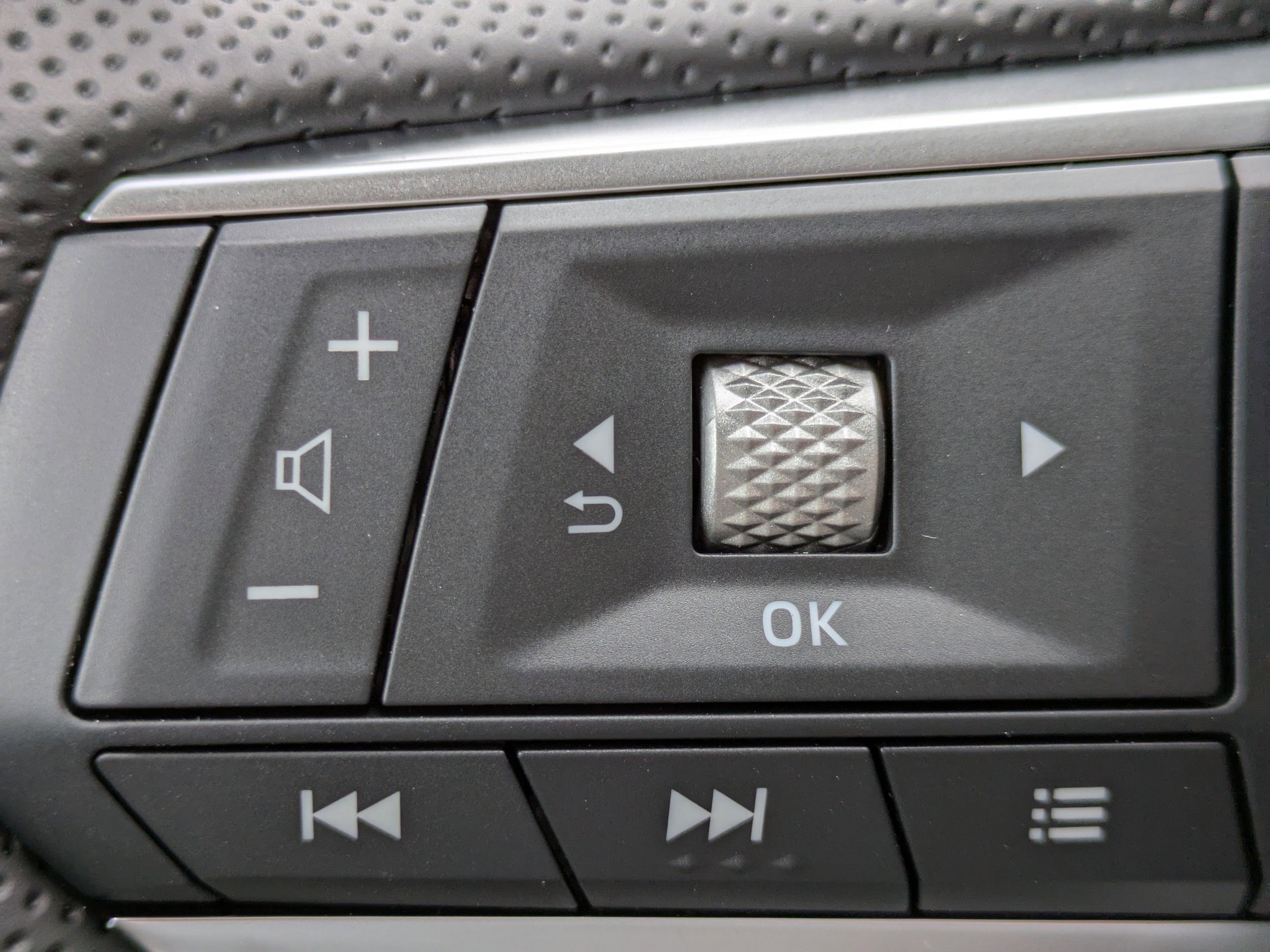 2025 Mitsubishi Outlander SE - Photo 25