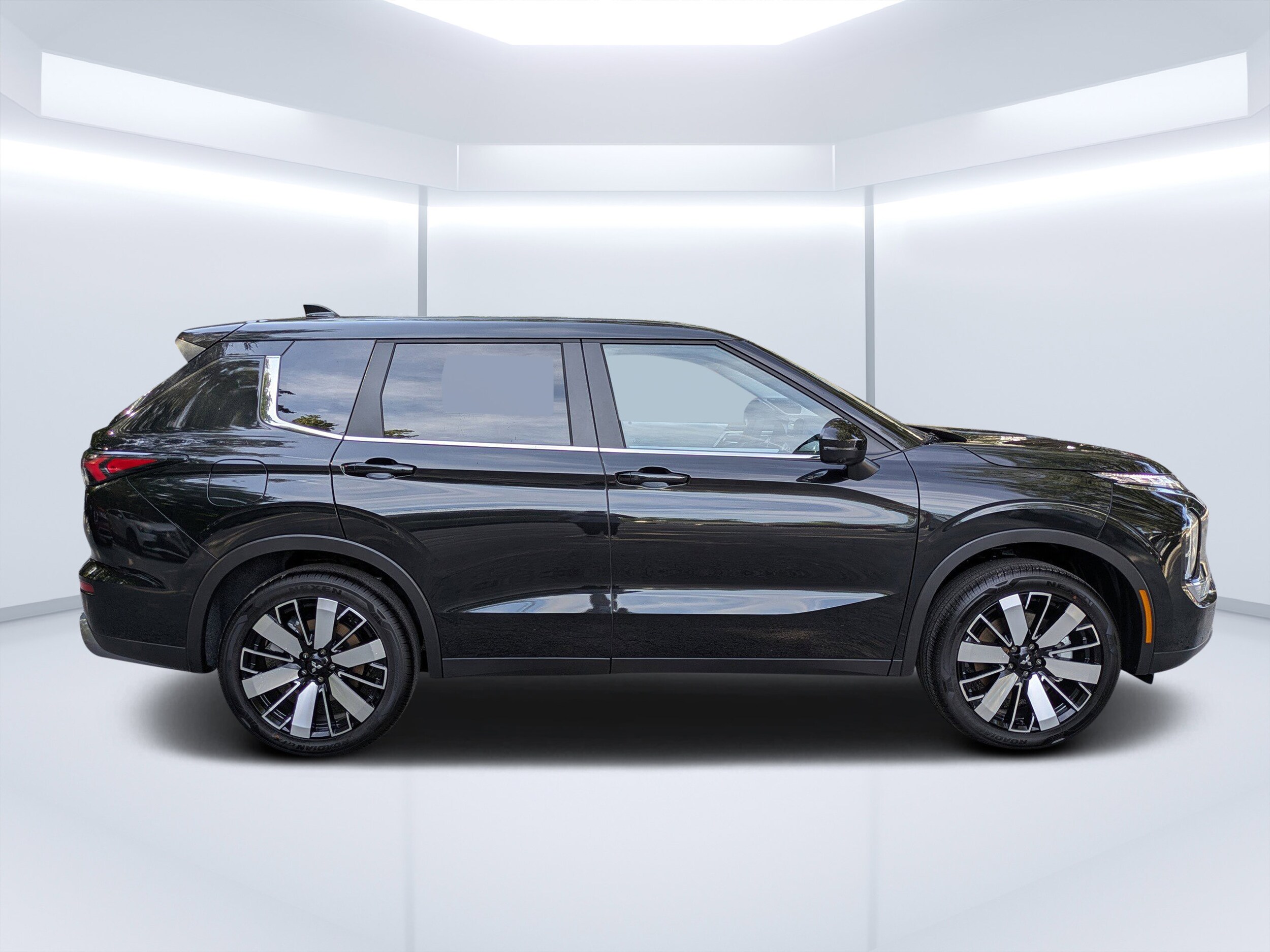 2025 Mitsubishi Outlander SE photo 2