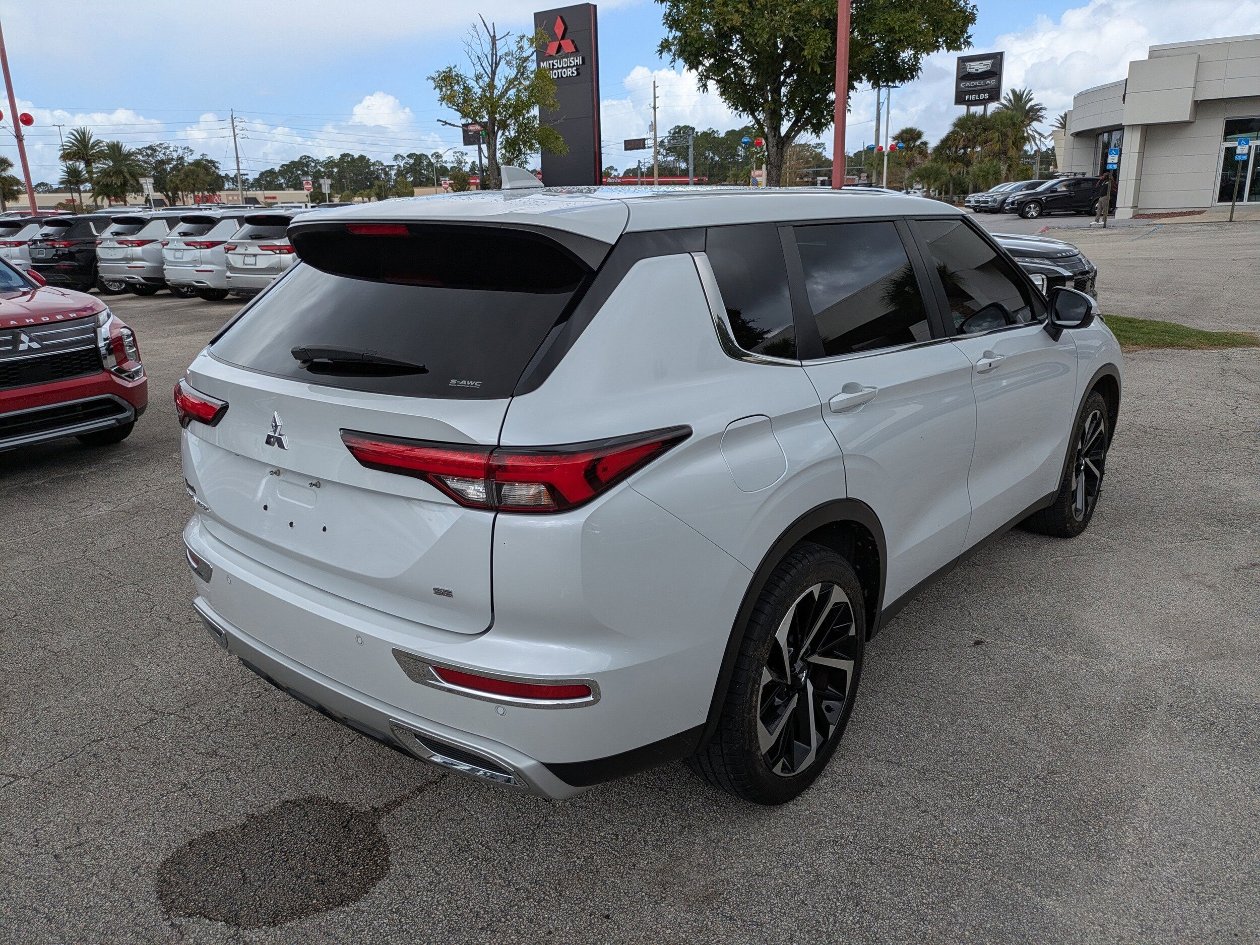 2023 Mitsubishi Outlander SE photo 2