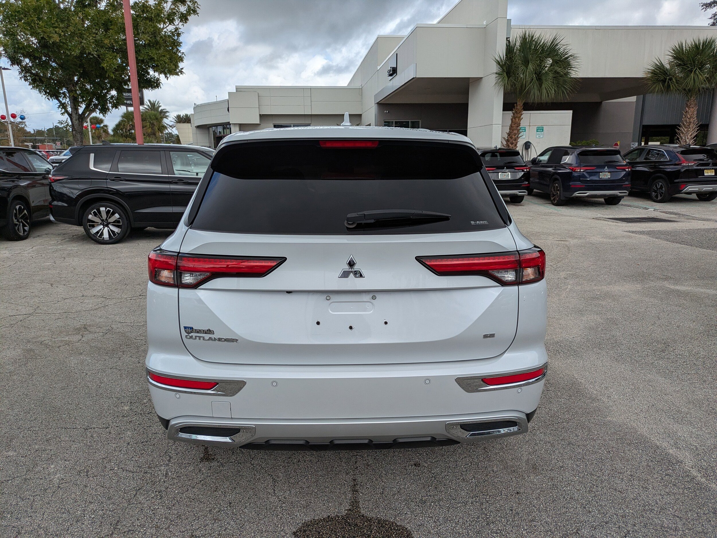 2023 Mitsubishi Outlander SE photo 3