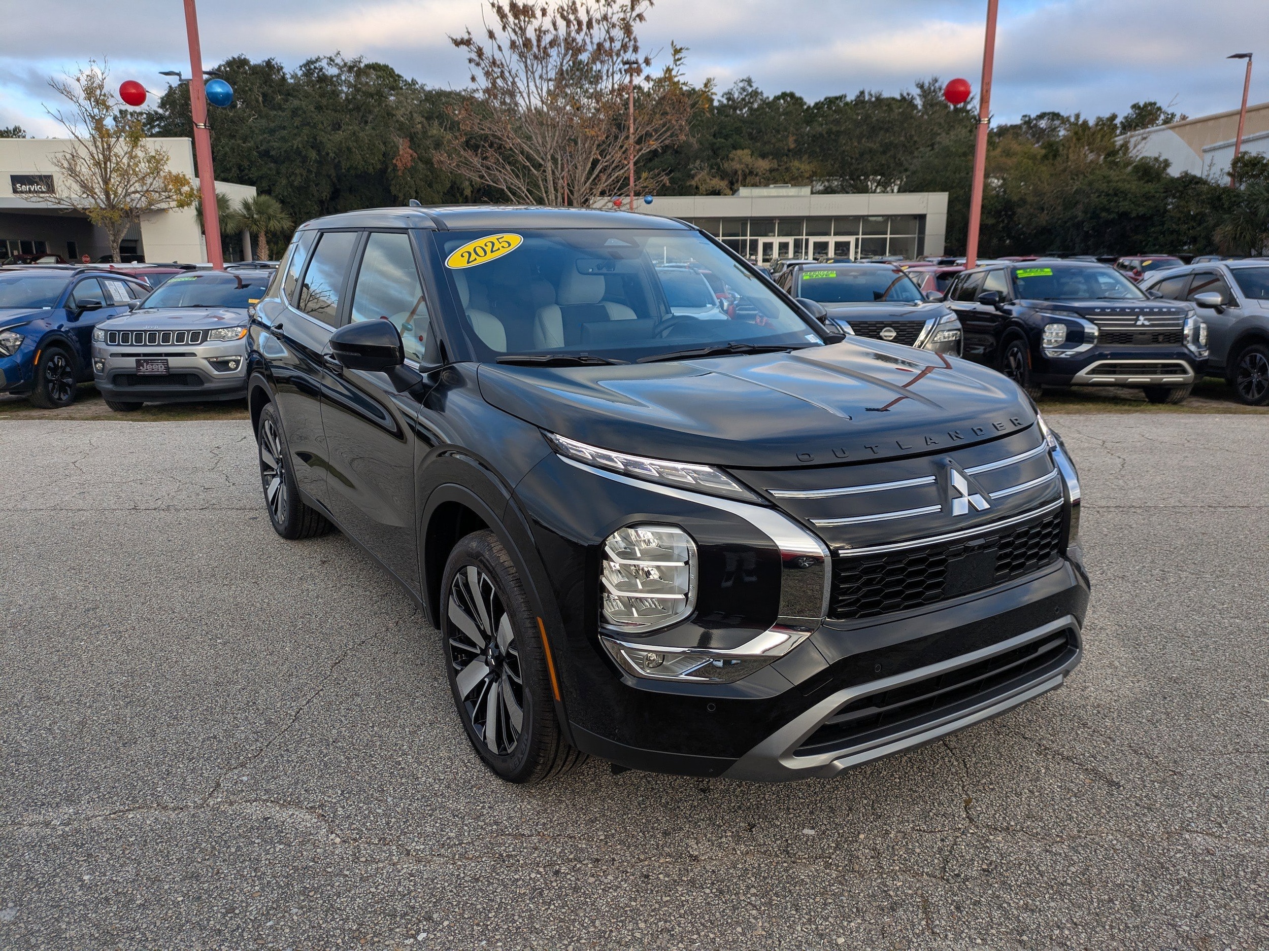 2025 Mitsubishi Outlander SE's photo