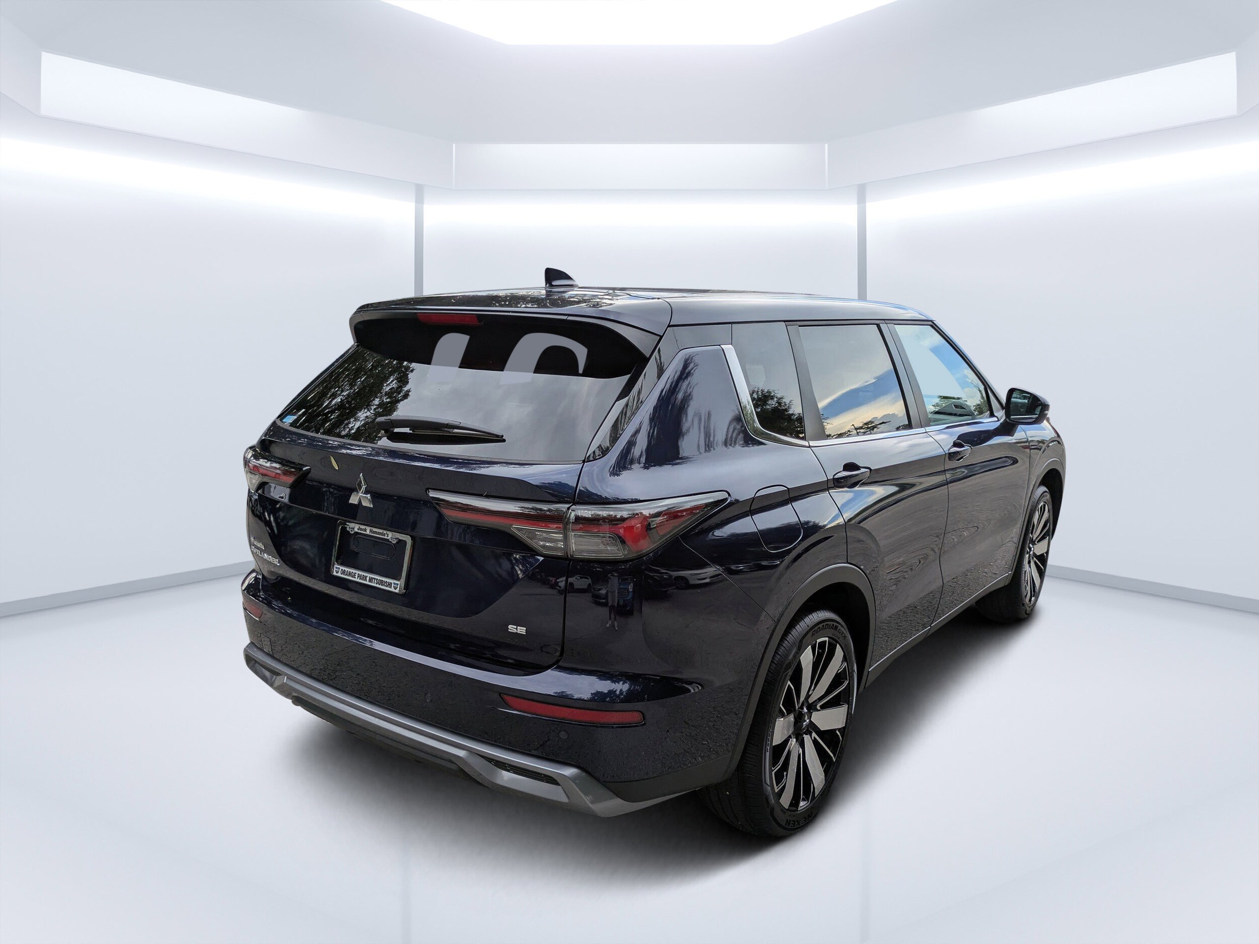 2025 Mitsubishi Outlander SE photo 3