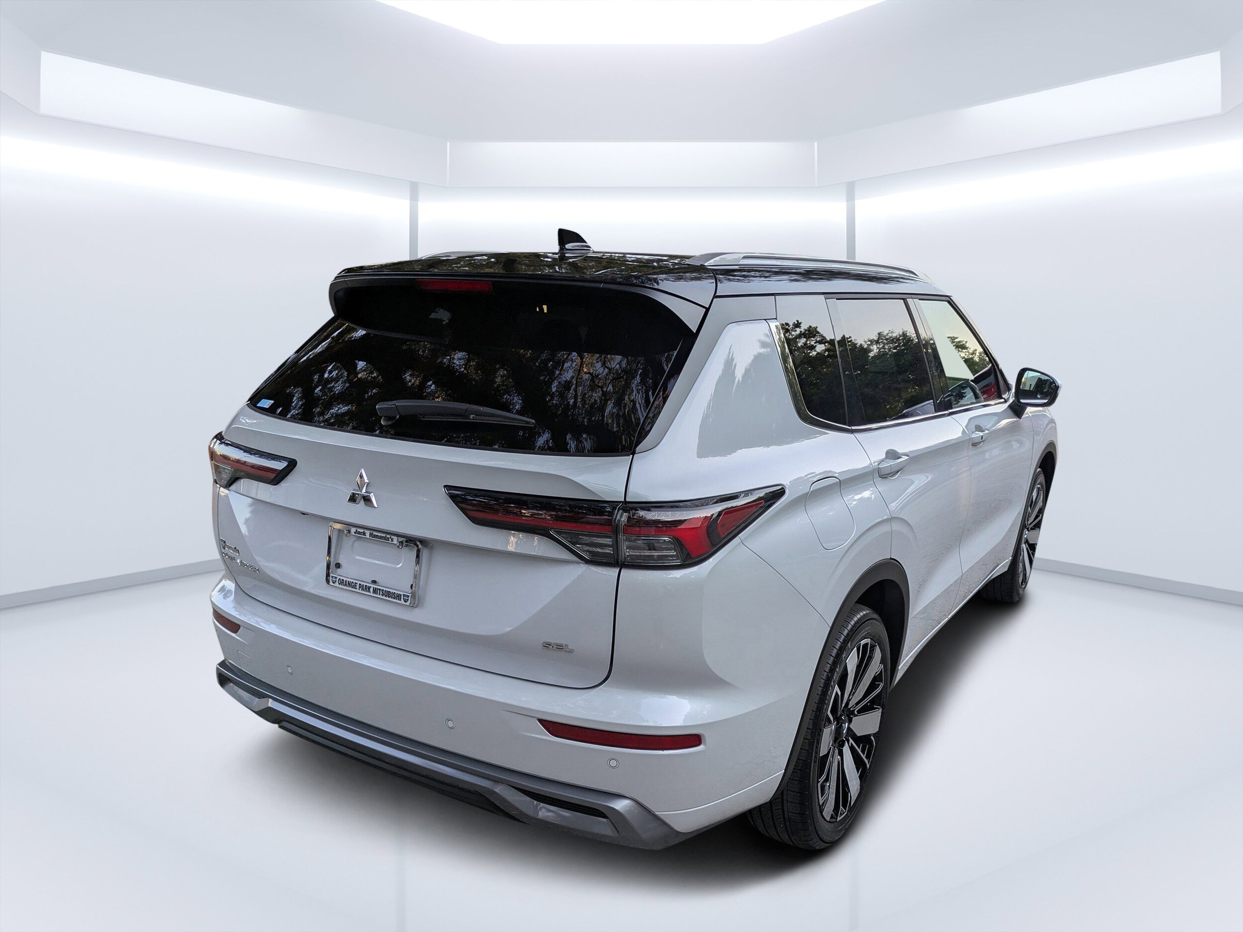 2025 Mitsubishi Outlander SEL photo 3