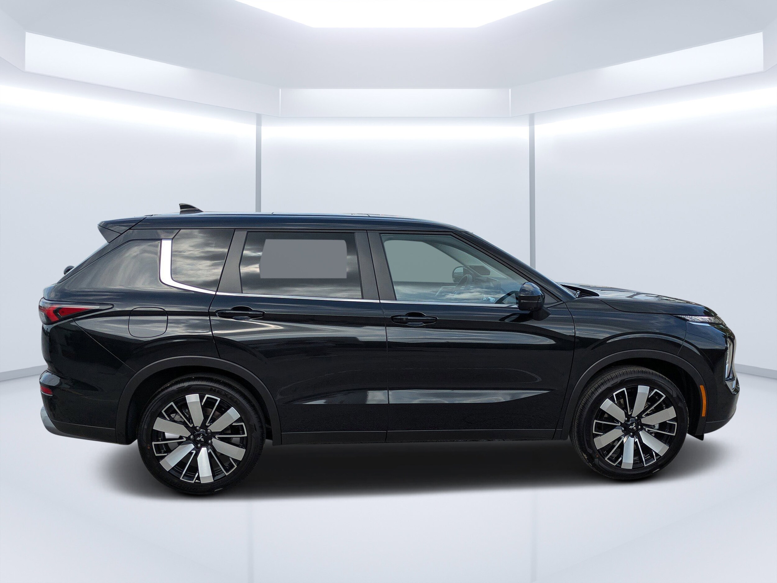 2025 Mitsubishi Outlander SE photo 2