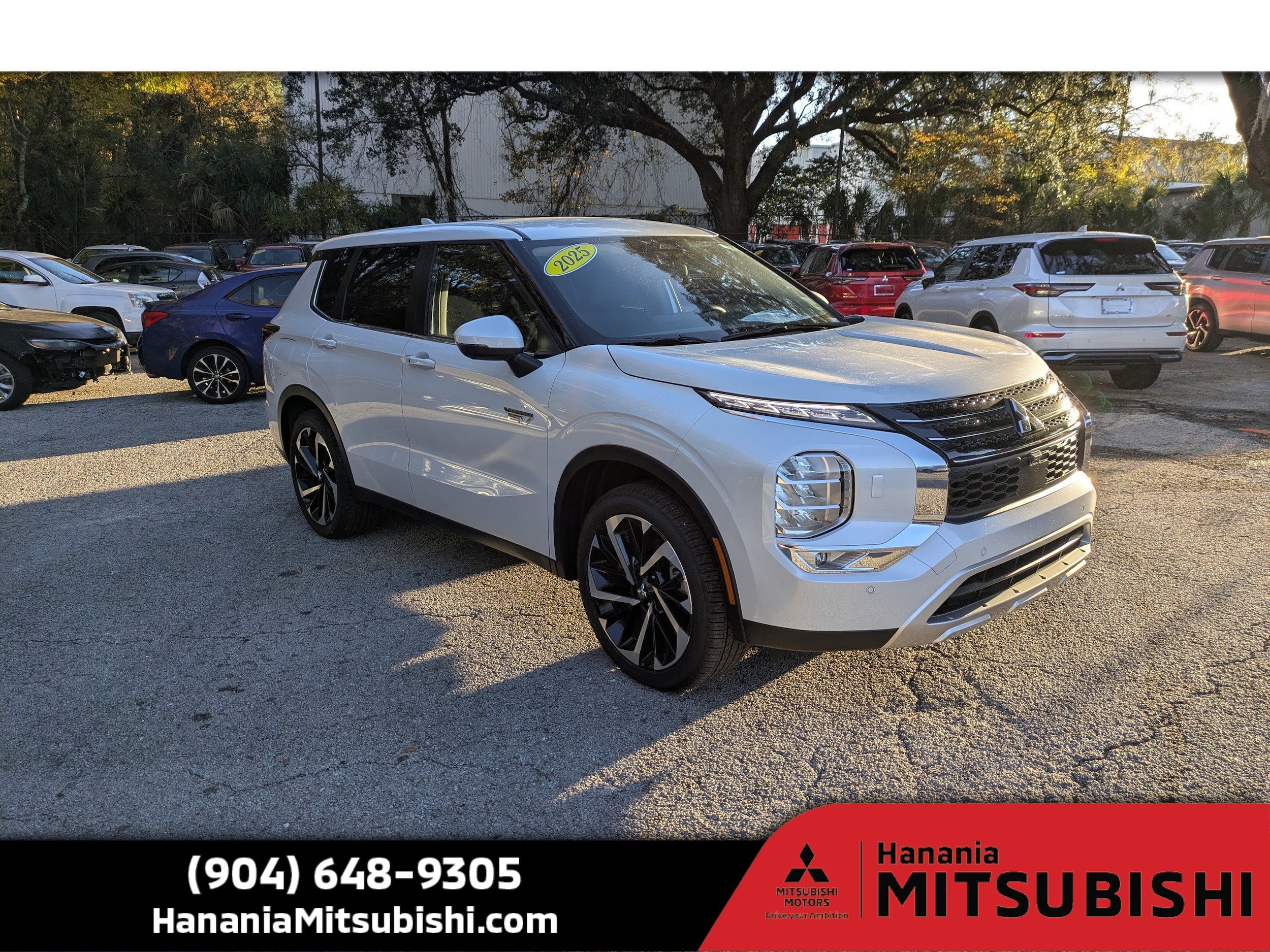 2025 Mitsubishi Outlander Plug-in Hybrid SE's photo