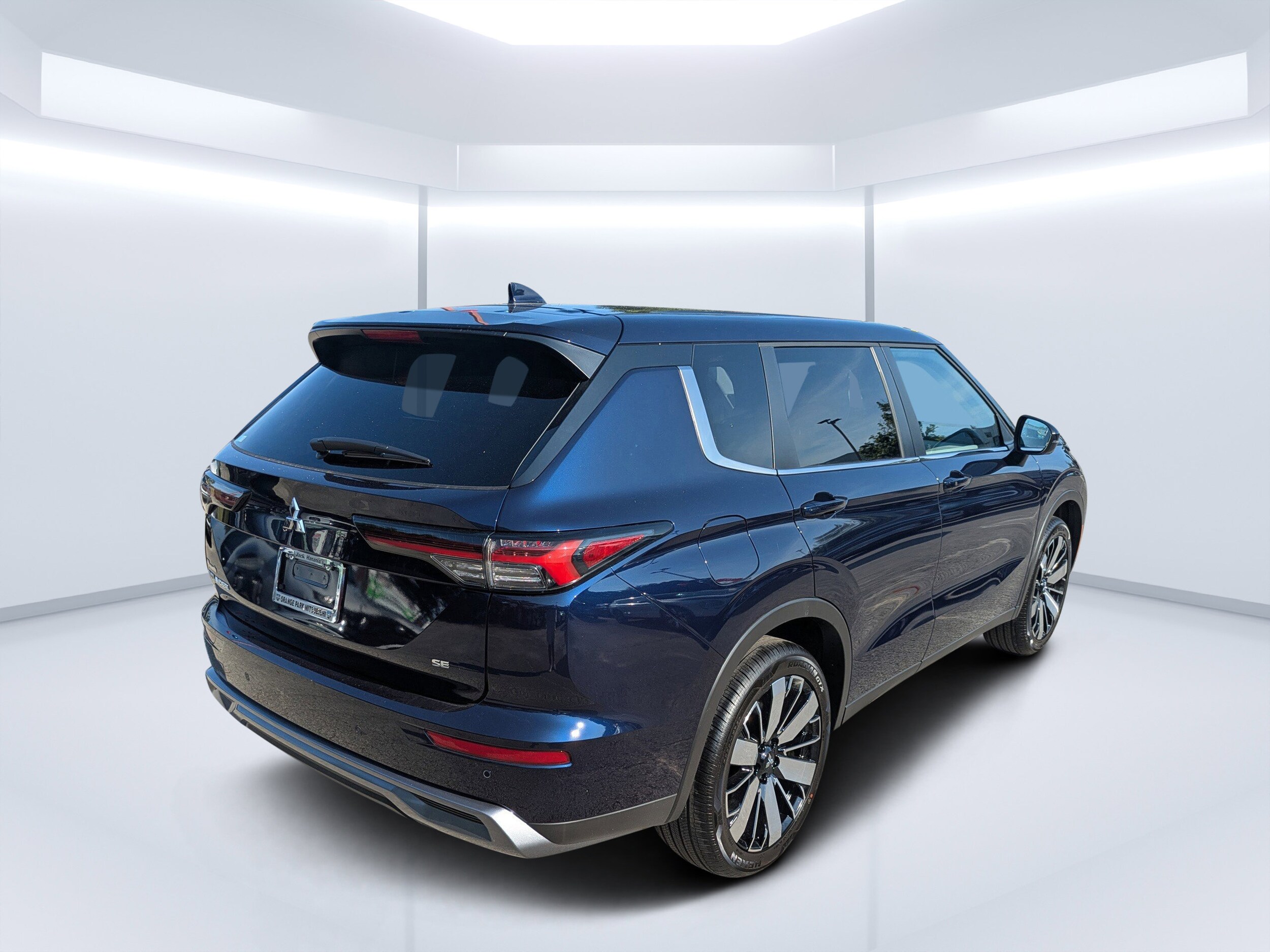 2025 Mitsubishi Outlander SE photo 3
