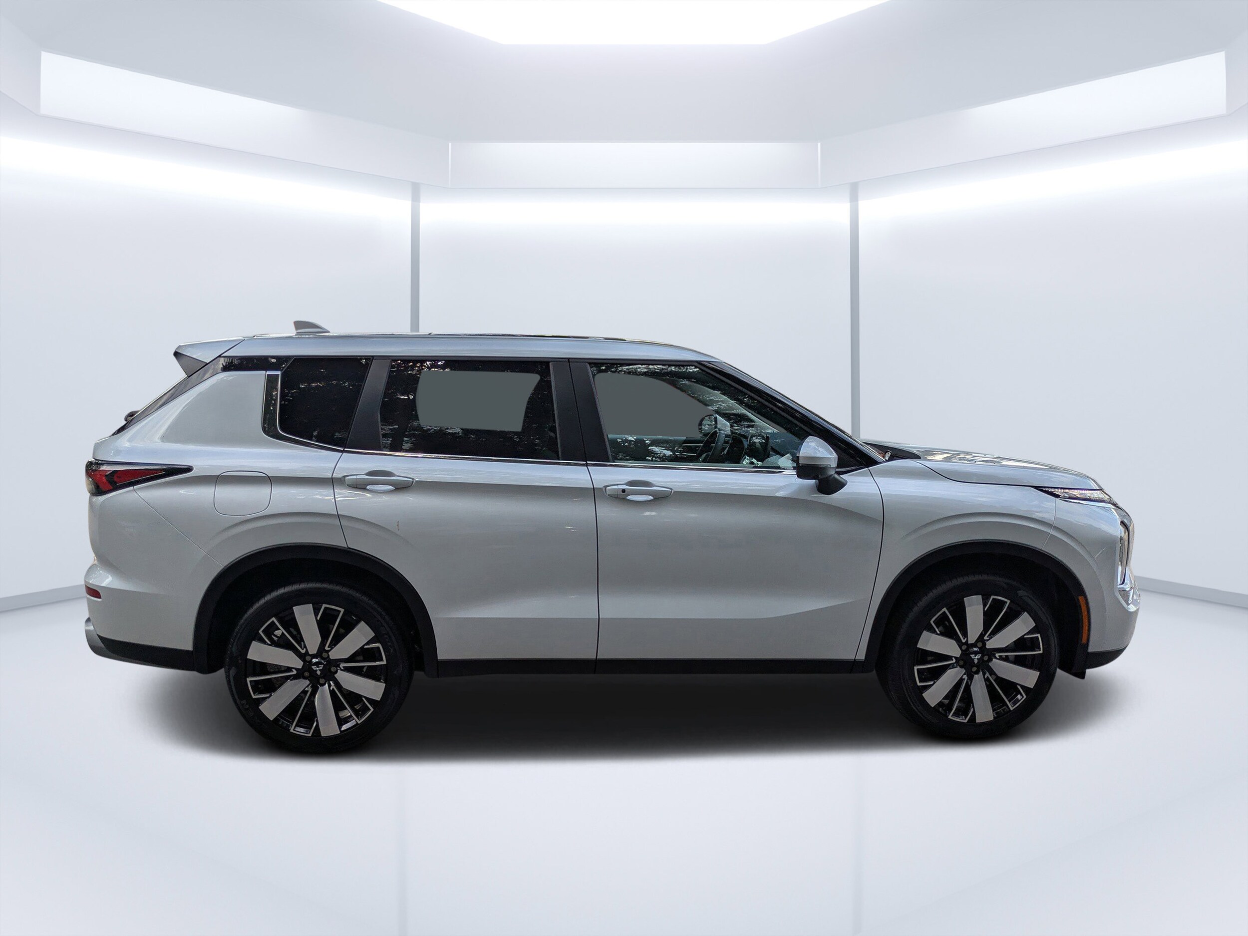 2025 Mitsubishi Outlander SE photo 2
