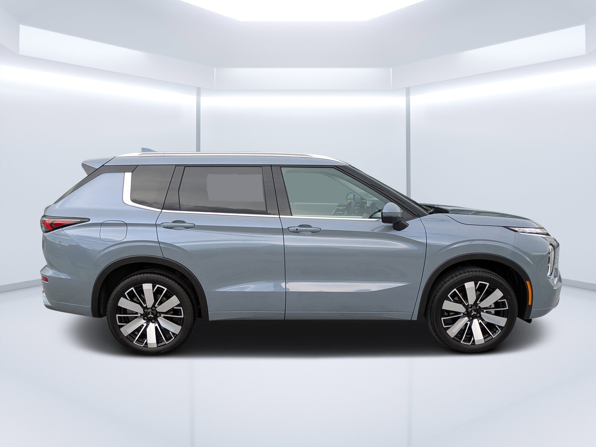 2025 Mitsubishi Outlander SEL photo 2