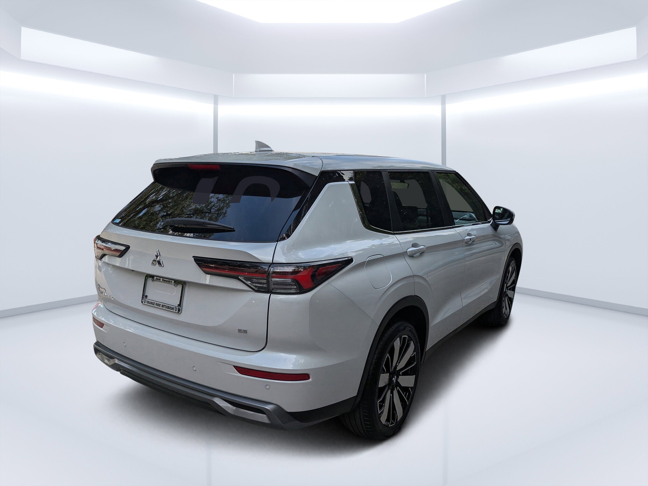 2025 Mitsubishi Outlander SE photo 3