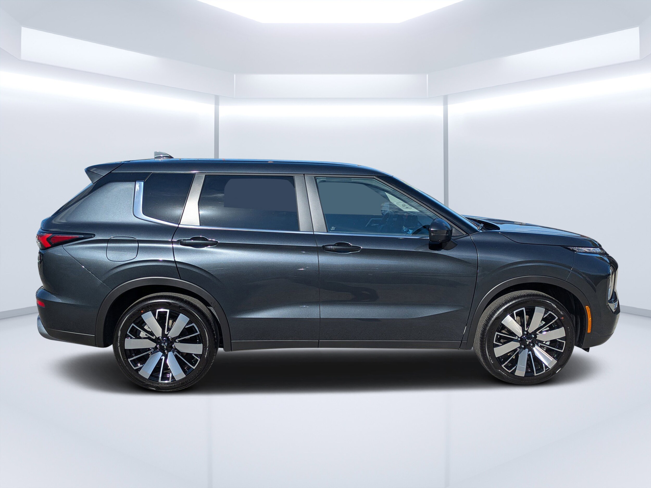 2025 Mitsubishi Outlander SE photo 2