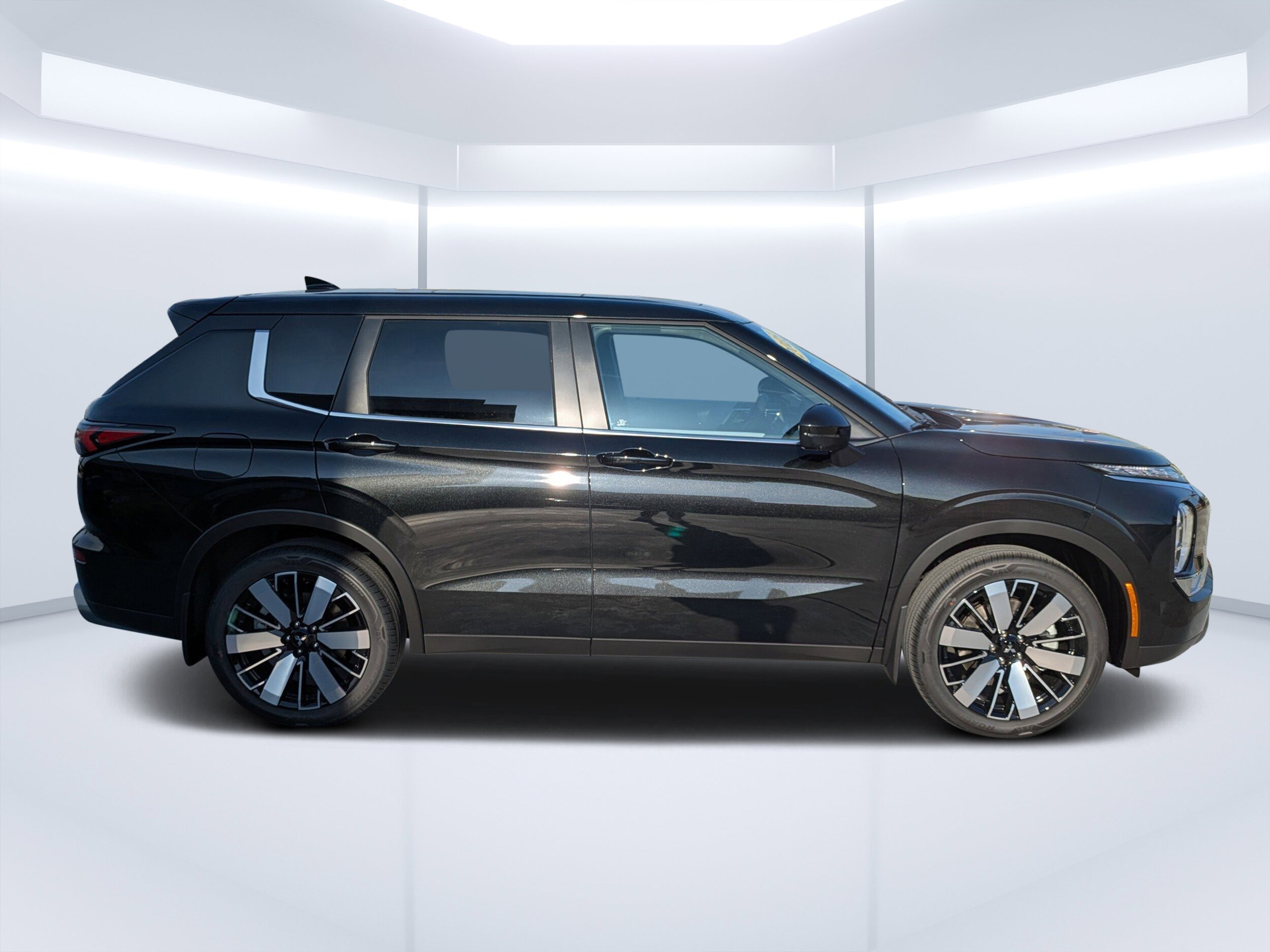 2025 Mitsubishi Outlander SE photo 2