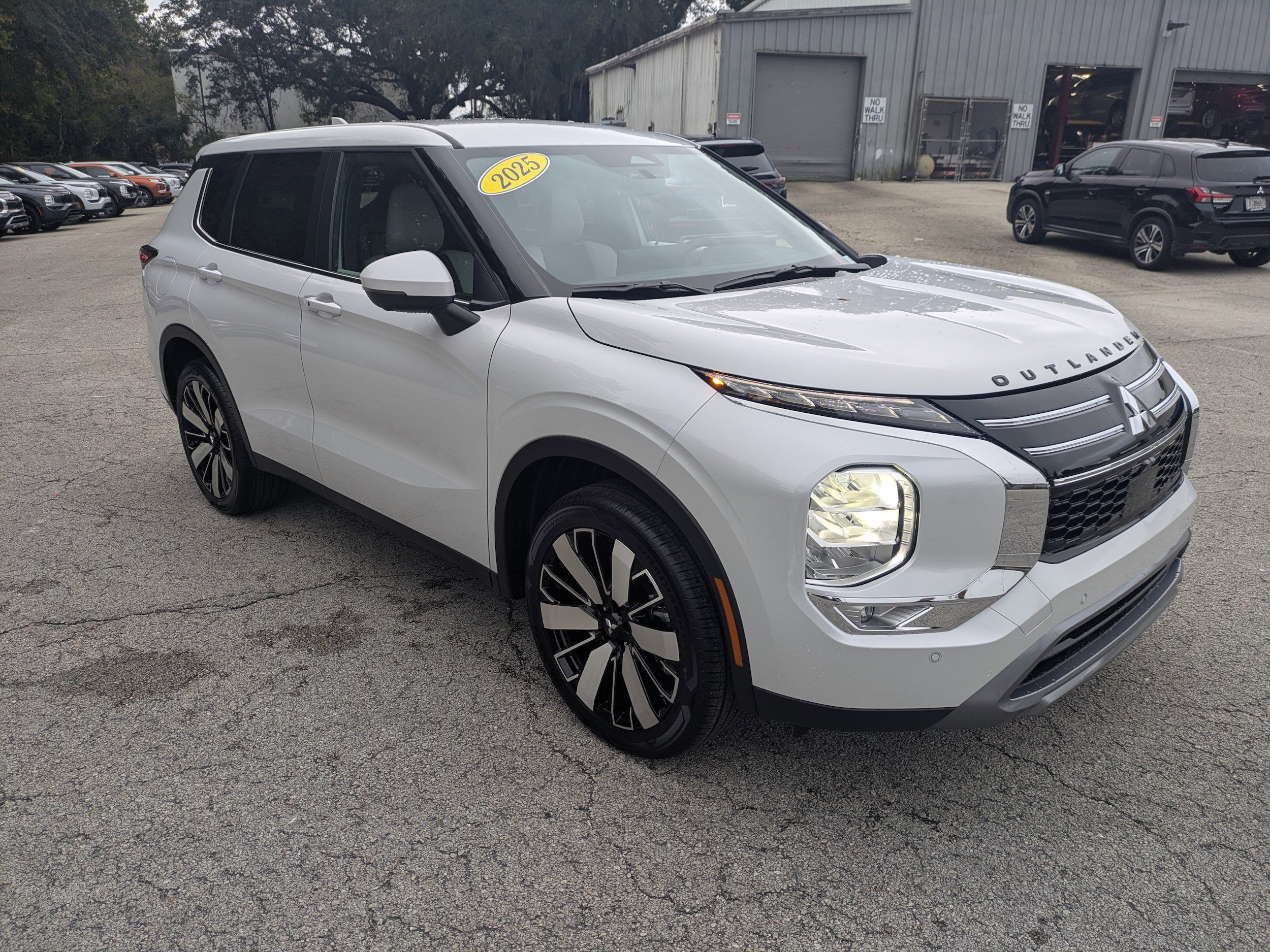 2025 Mitsubishi Outlander SE's photo