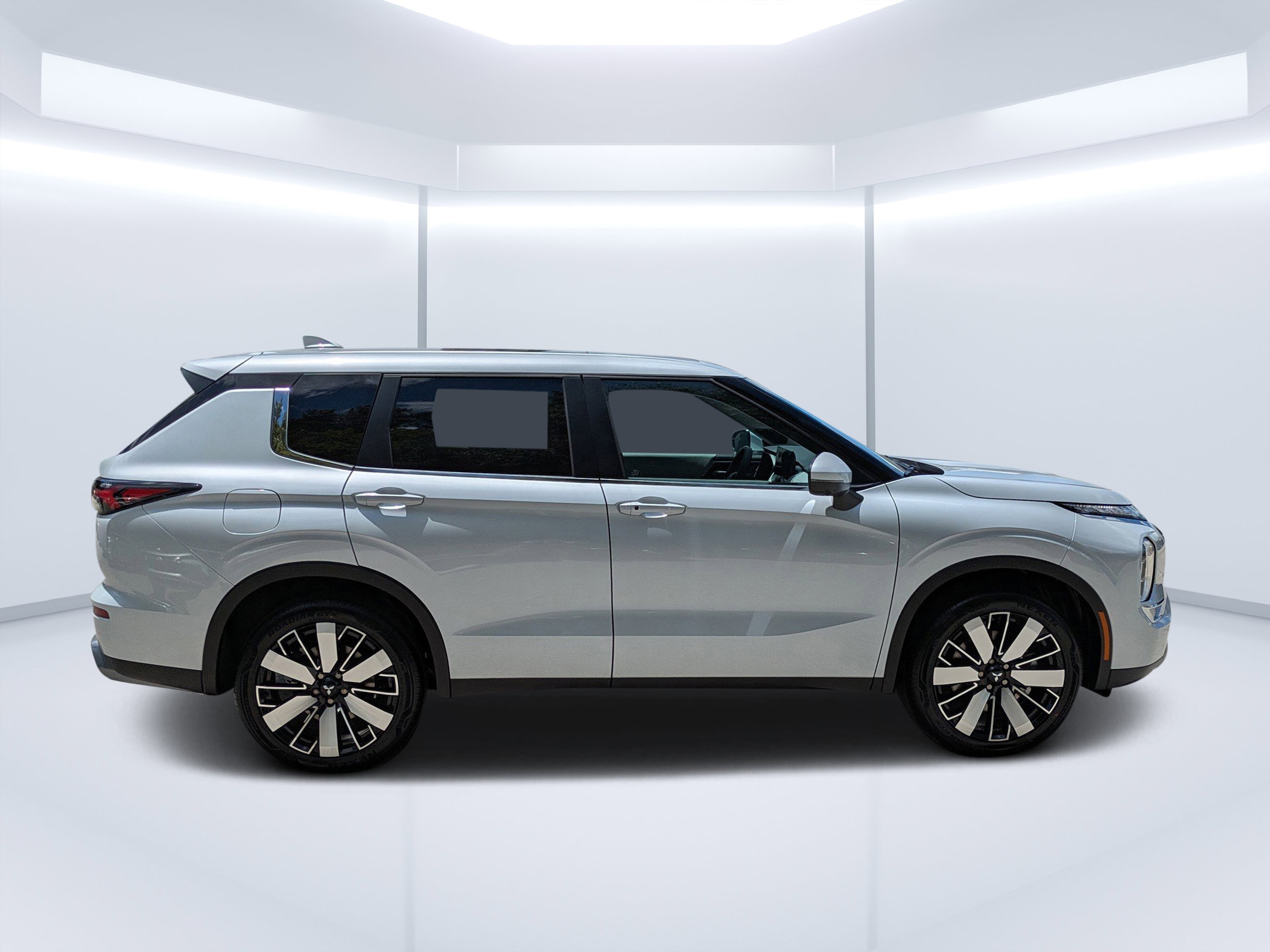 2025 Mitsubishi Outlander SE - Photo 2