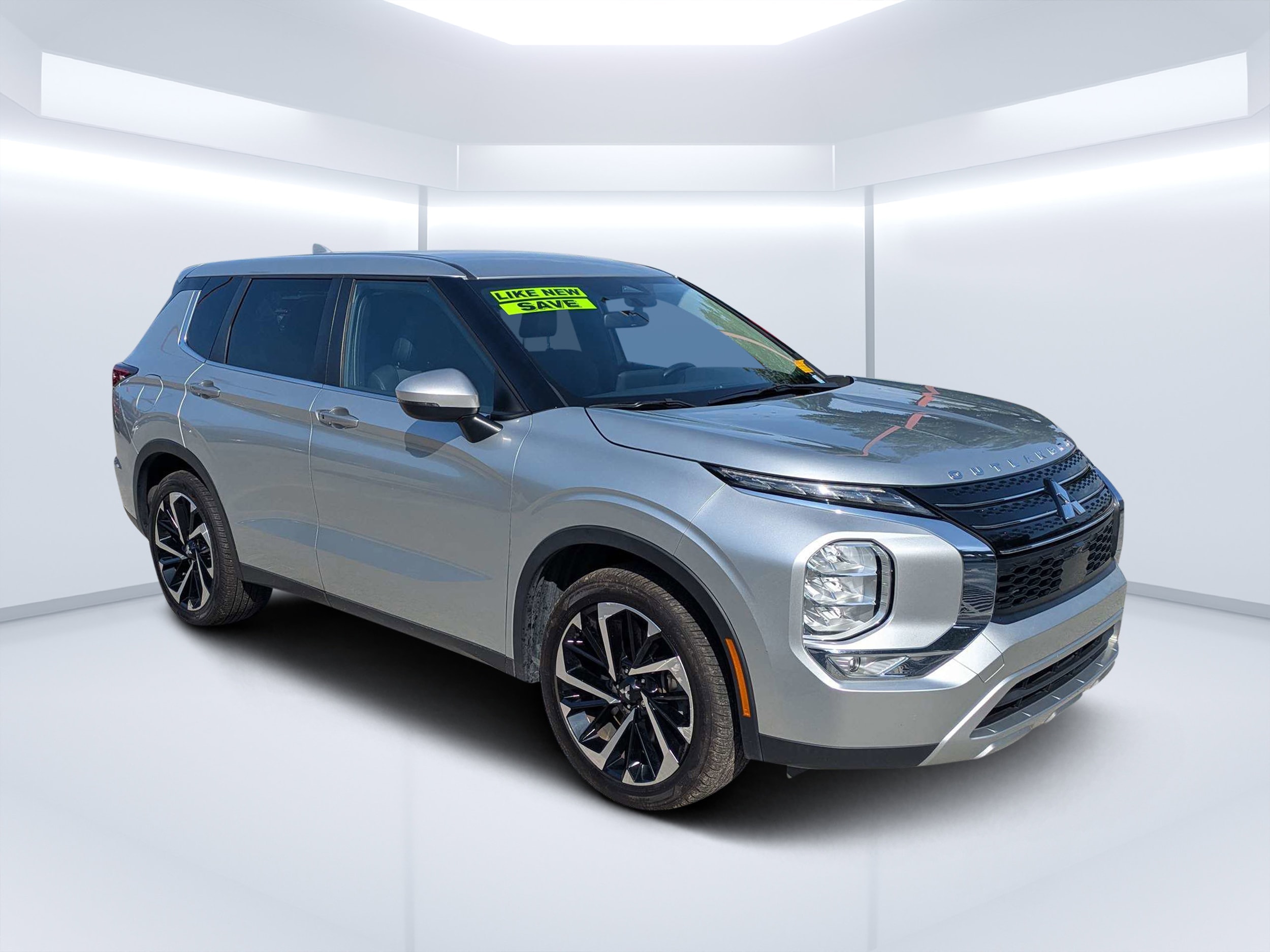 2023 Mitsubishi Outlander SE Special Edition 2WD's photo