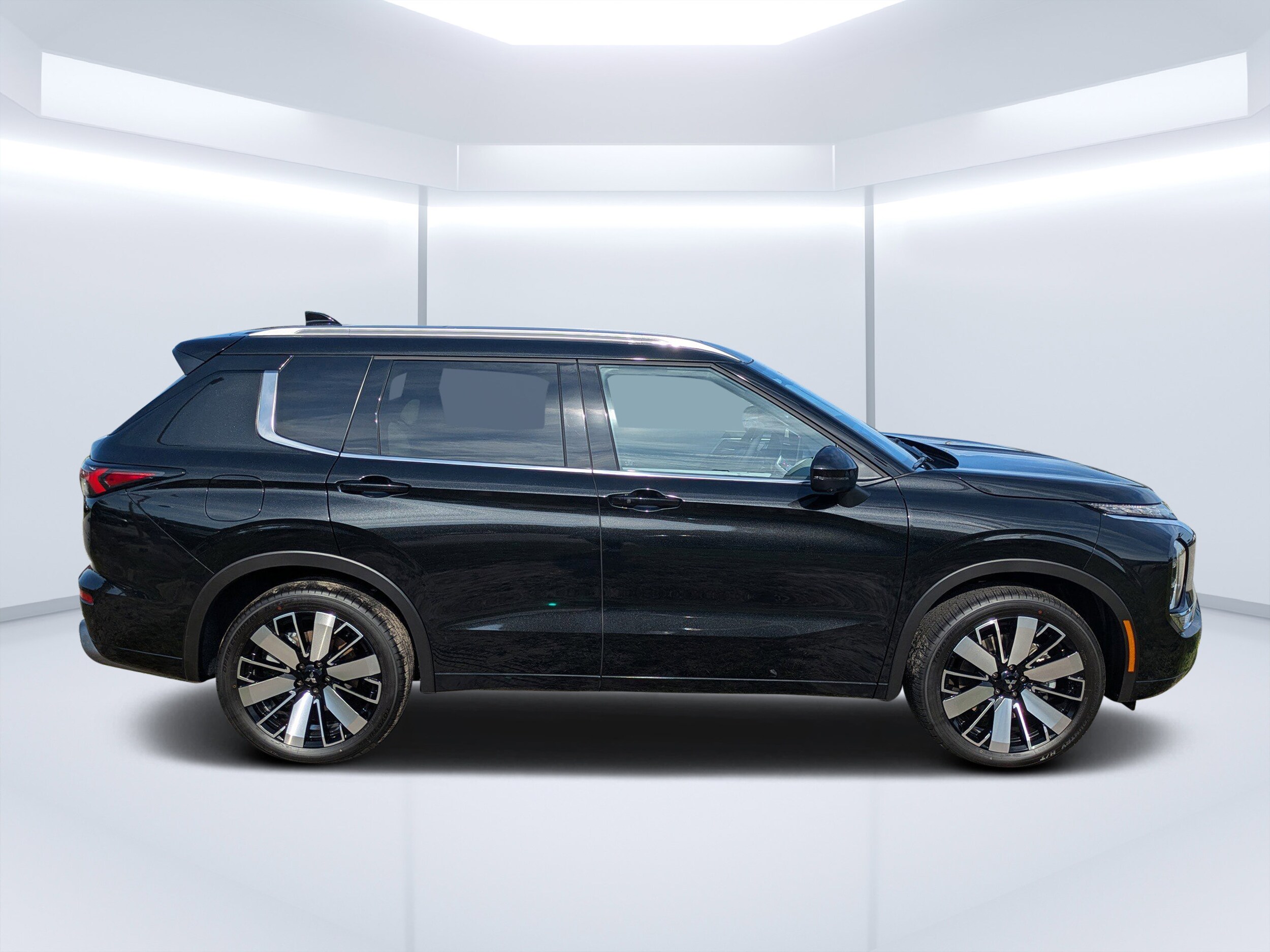 2025 Mitsubishi Outlander SEL photo 2