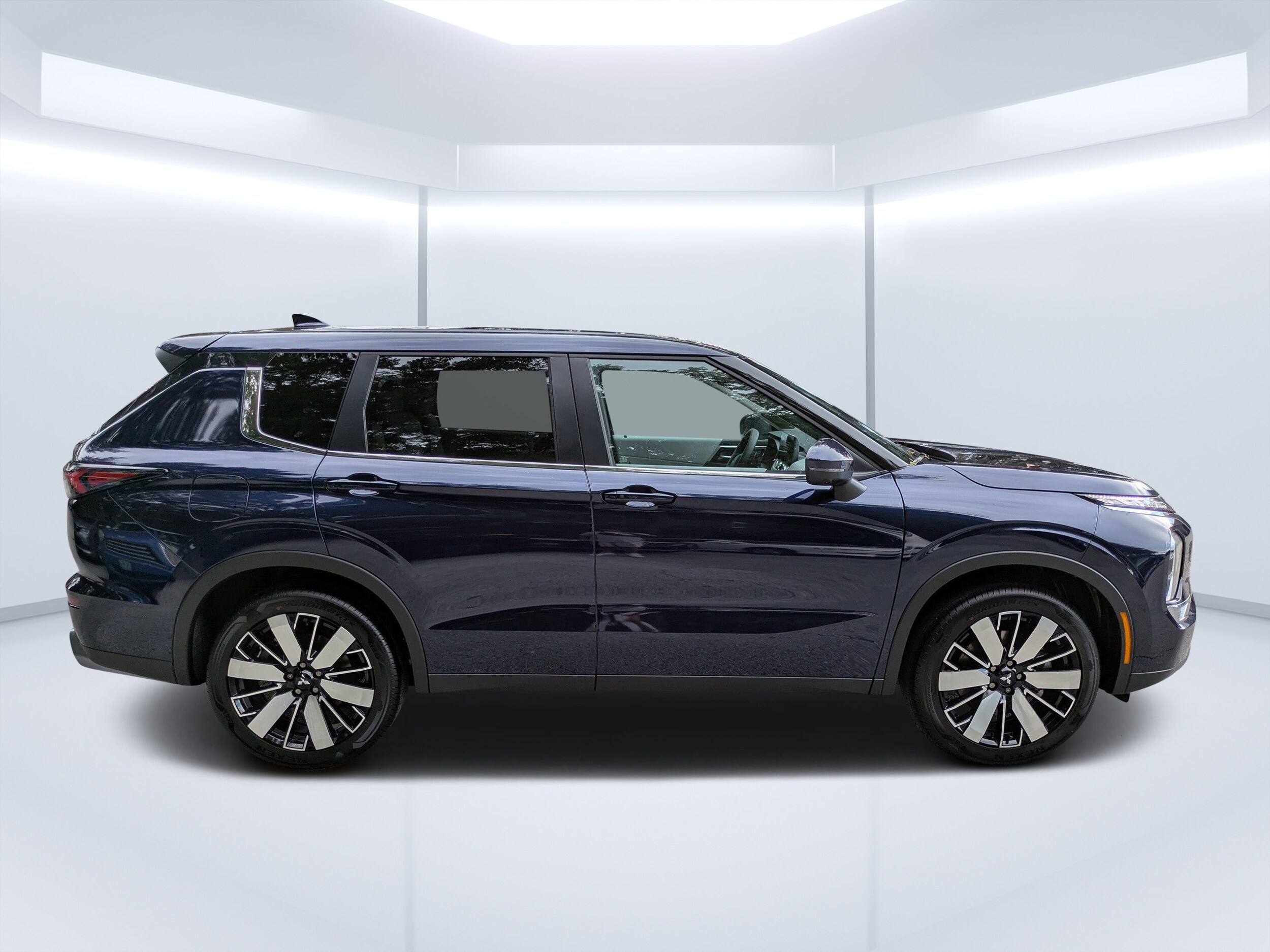 2025 Mitsubishi Outlander SE photo 2