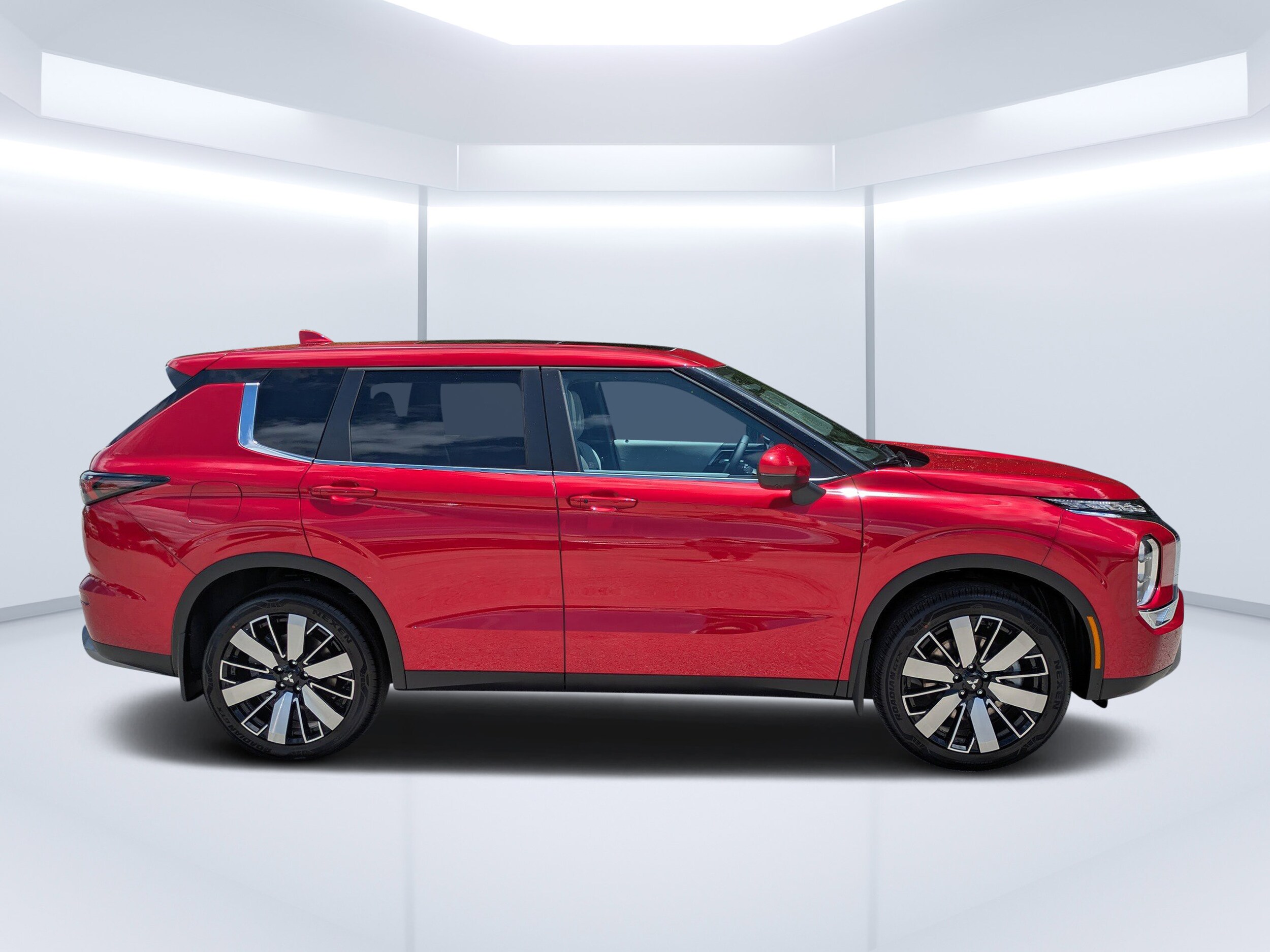 2025 Mitsubishi Outlander SE photo 2