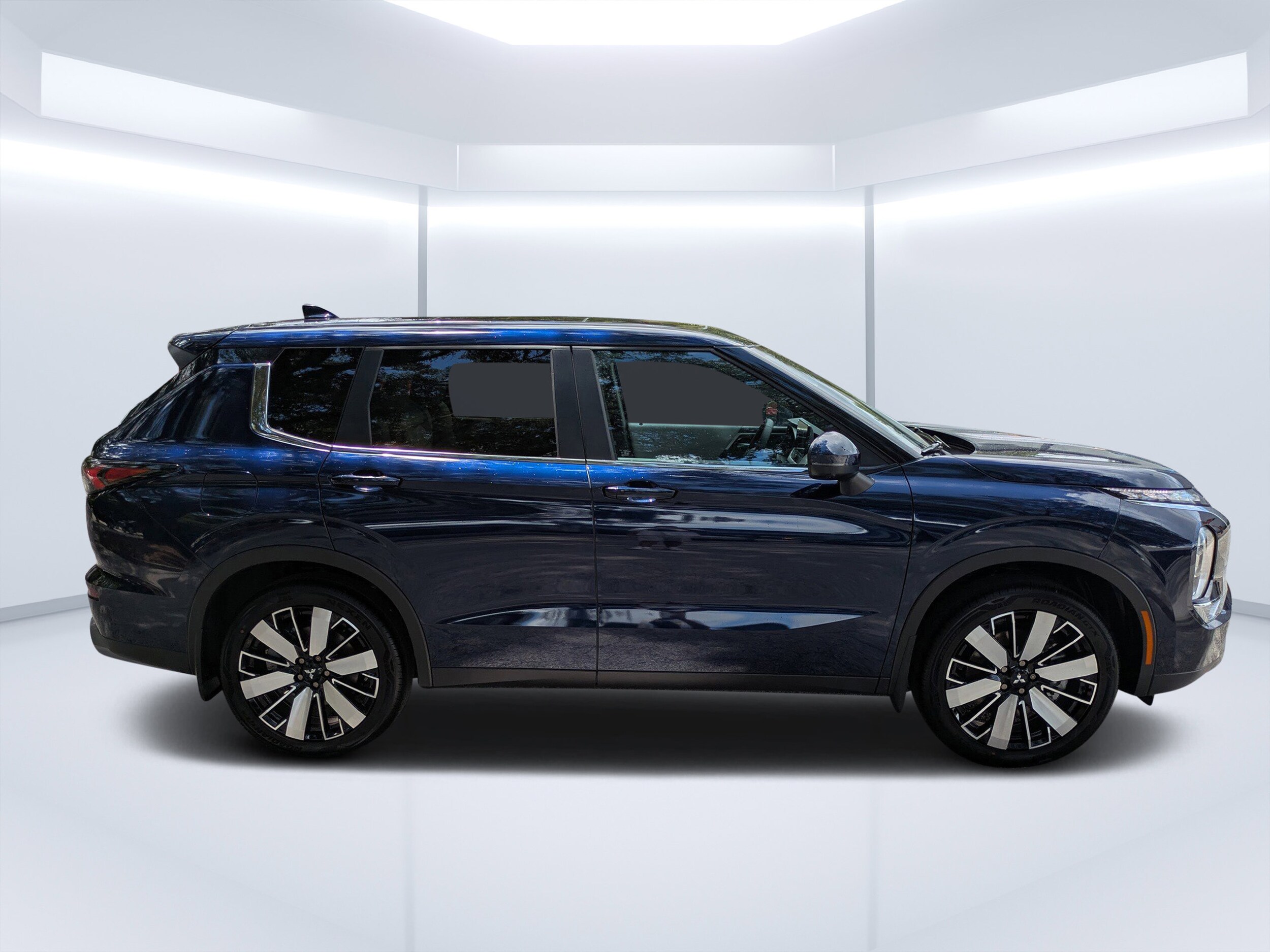 2025 Mitsubishi Outlander SE photo 2