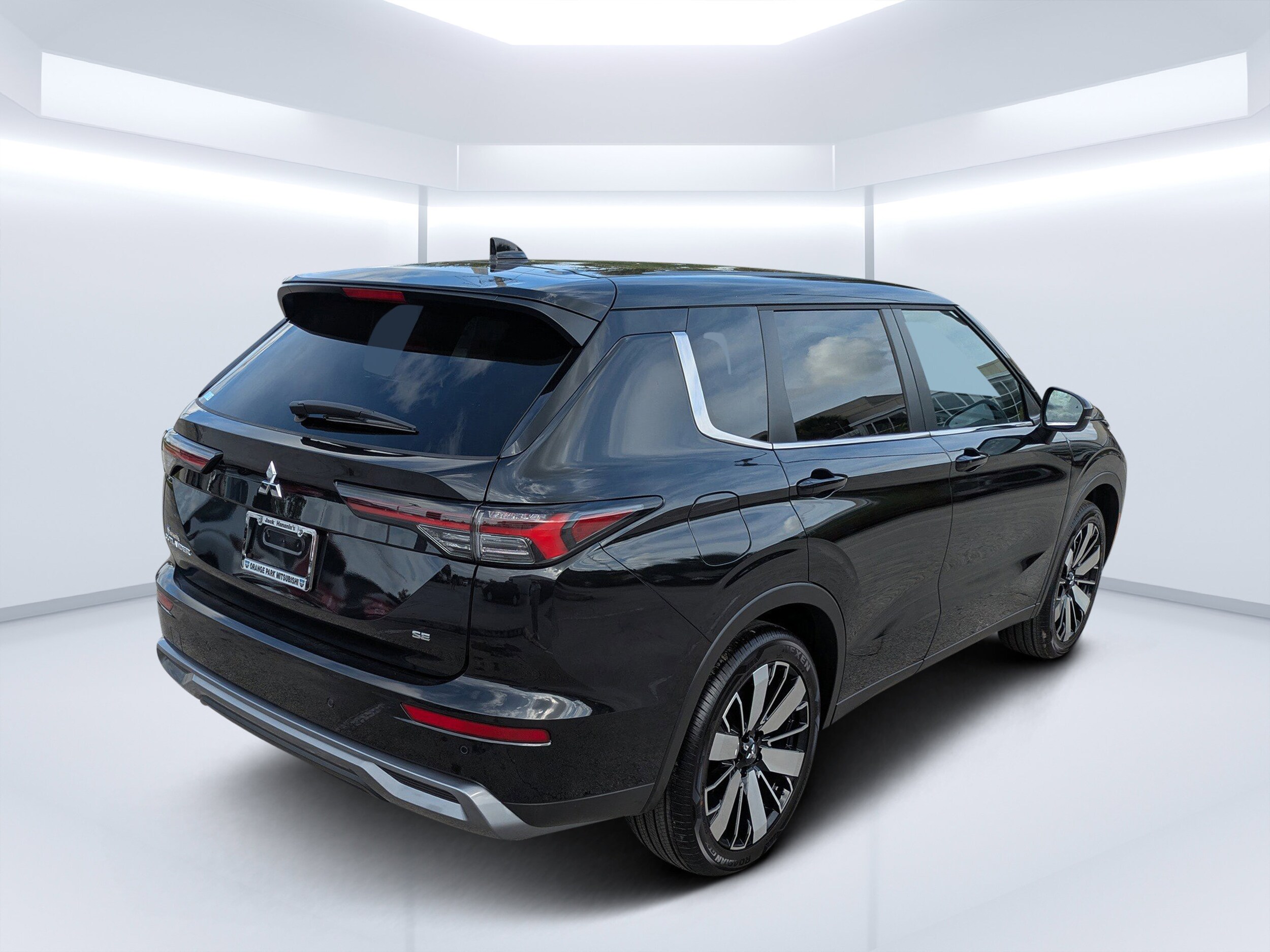 2025 Mitsubishi Outlander SE photo 3