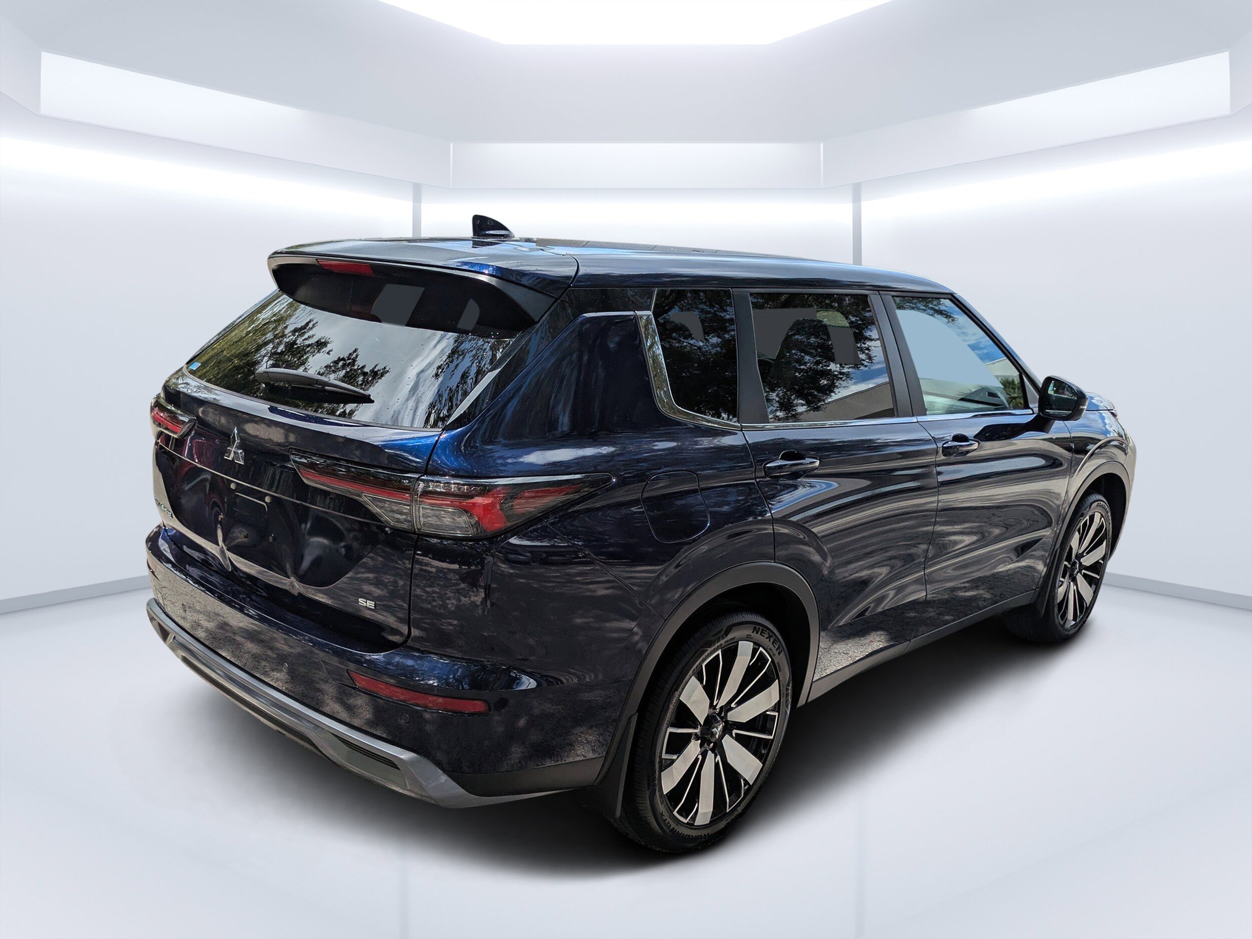 2025 Mitsubishi Outlander SE photo 3