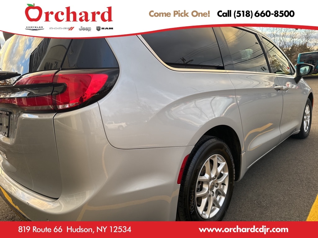Used 2023 Chrysler Pacifica Touring Minivan/Van