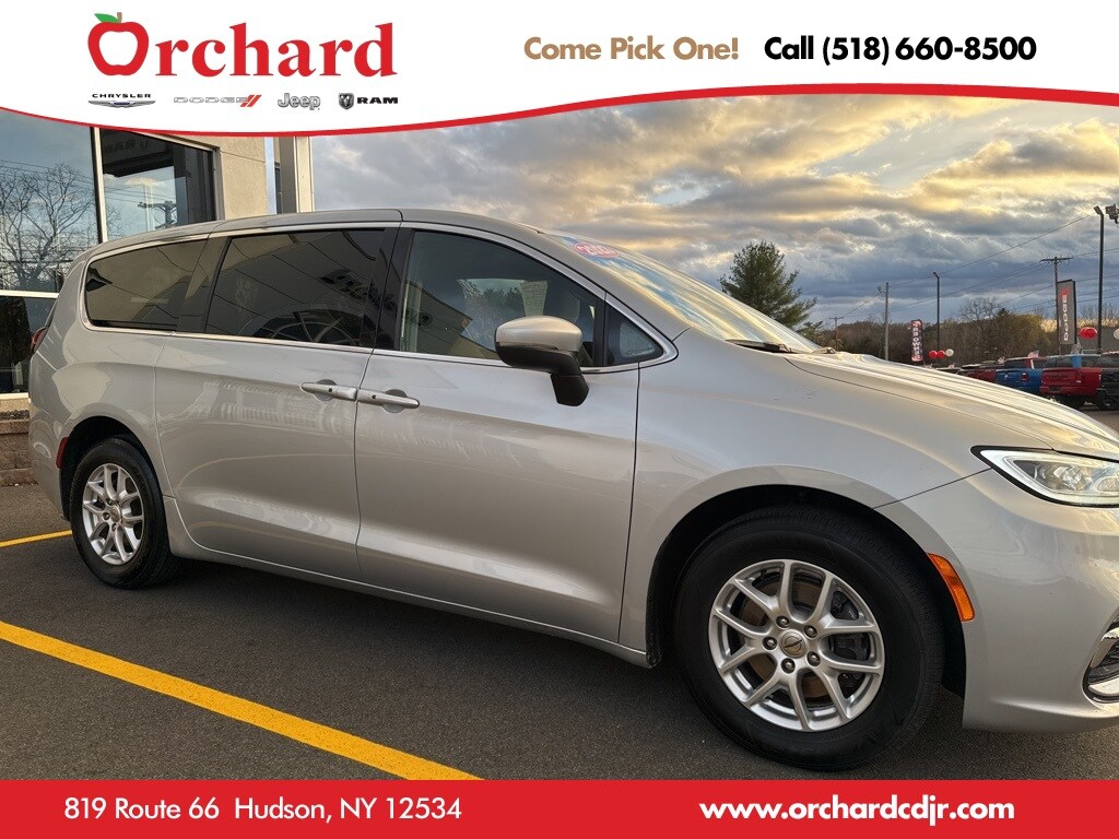 2023 Chrysler Pacifica Touring photo 2