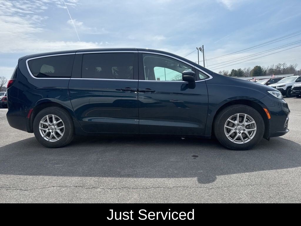 Used 2023 Chrysler Pacifica Touring L Minivan/Van