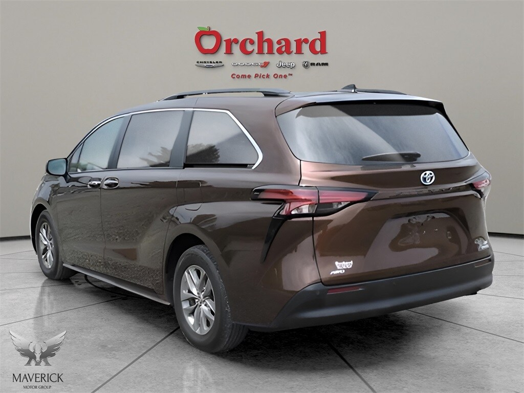 2022 Toyota Sienna XLE photo 3