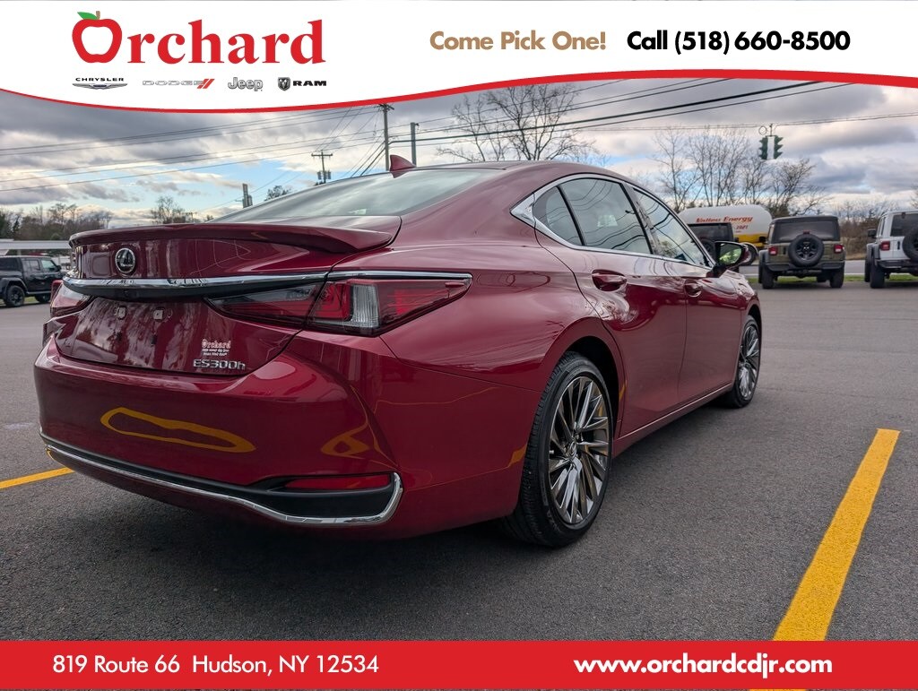 2025 Lexus ES 300h Luxury photo 3