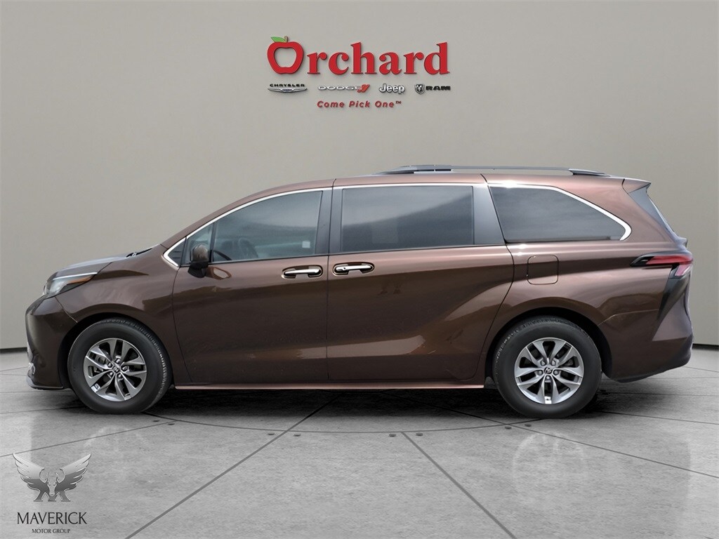 2022 Toyota Sienna XLE photo 2