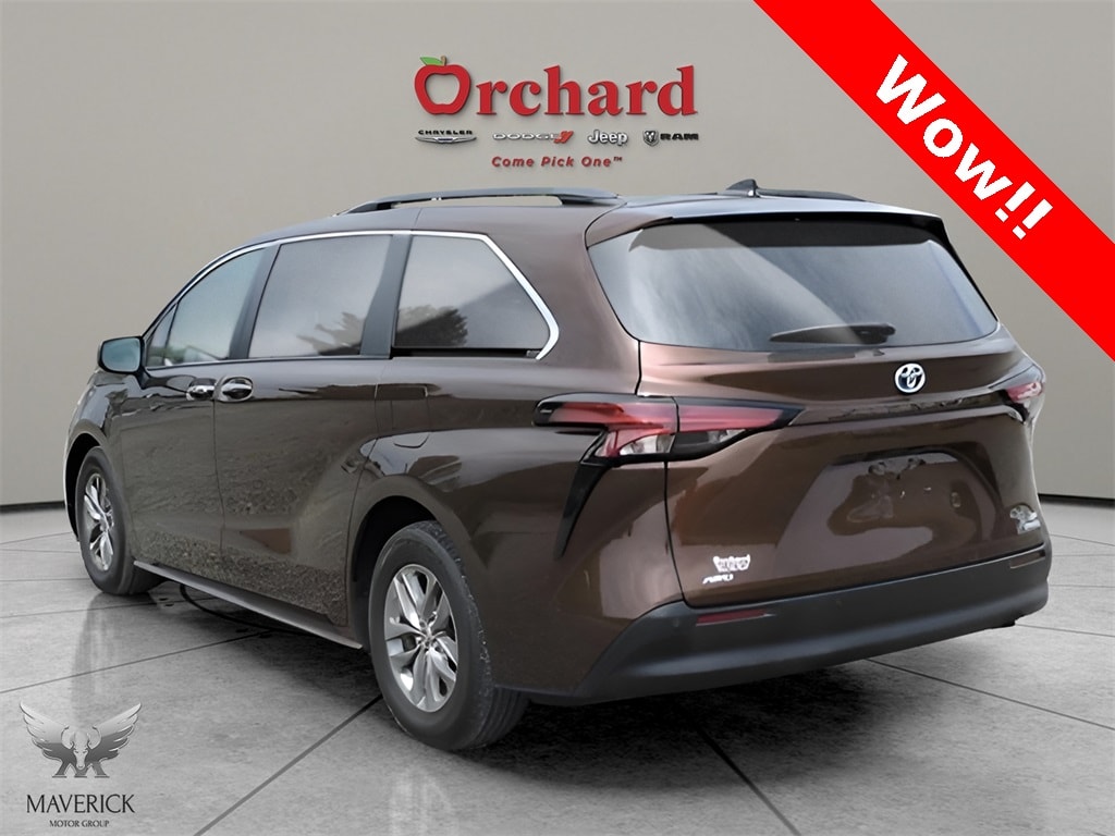 Used 2022 Toyota Sienna XLE Minivan/Van