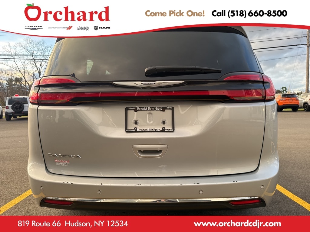 Used 2023 Chrysler Pacifica Touring Minivan/Van