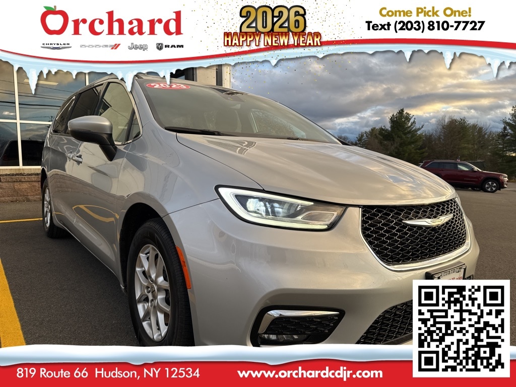 2023 Chrysler Pacifica Touring's photo