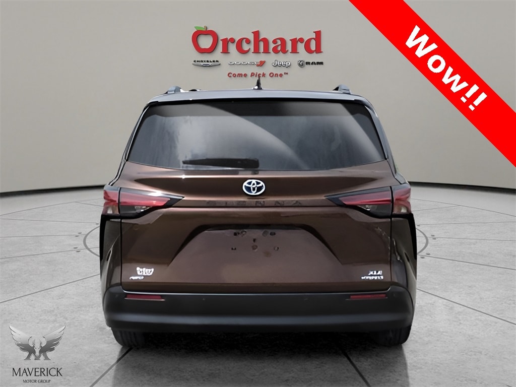Used 2022 Toyota Sienna XLE Minivan/Van
