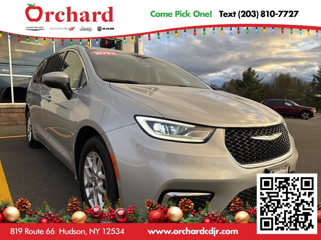 2023 Chrysler Pacifica Touring's photo