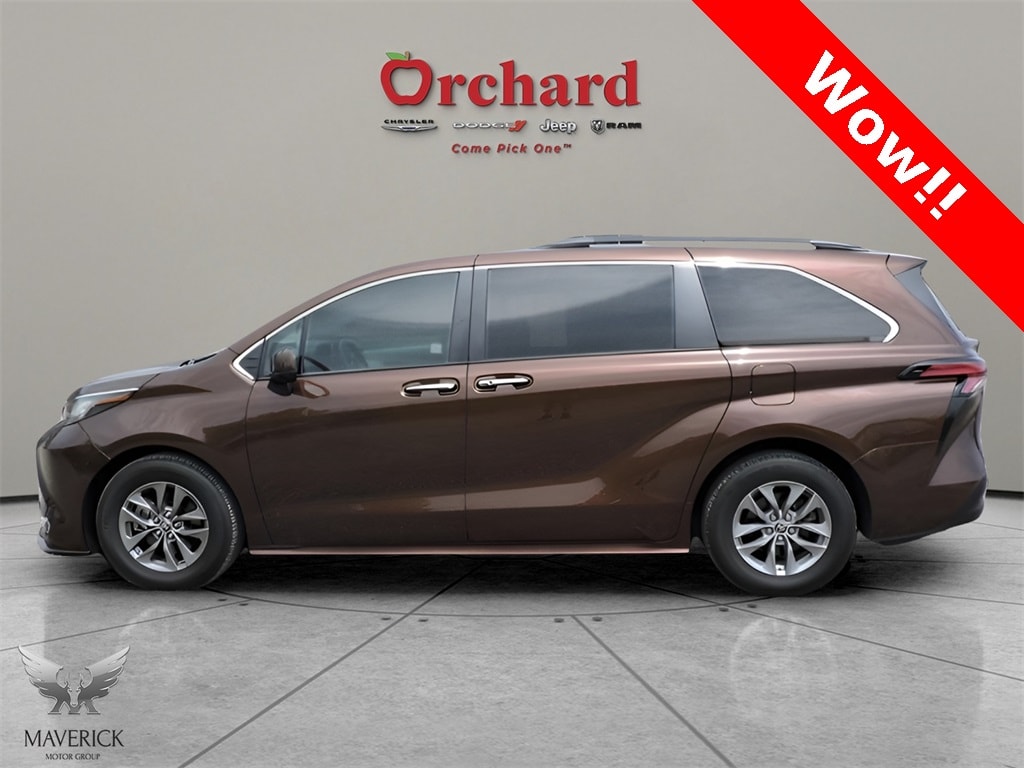 Used 2022 Toyota Sienna XLE Minivan/Van