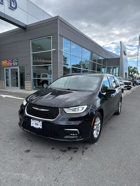 2023 Chrysler Pacifica Touring L's photo