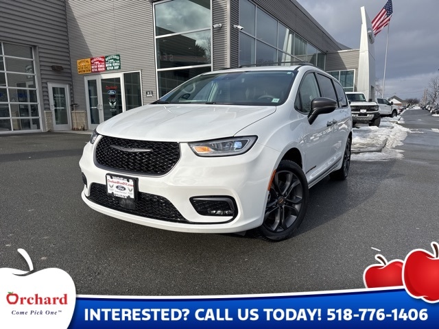 2023 Chrysler Pacifica Touring L's photo