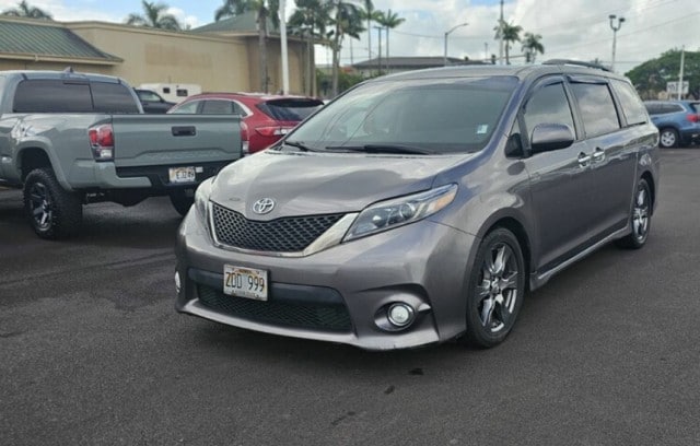 Used 2017 Toyota Sienna SE Premium with VIN 5TDXZ3DCXHS857154 for sale in Hilo, HI