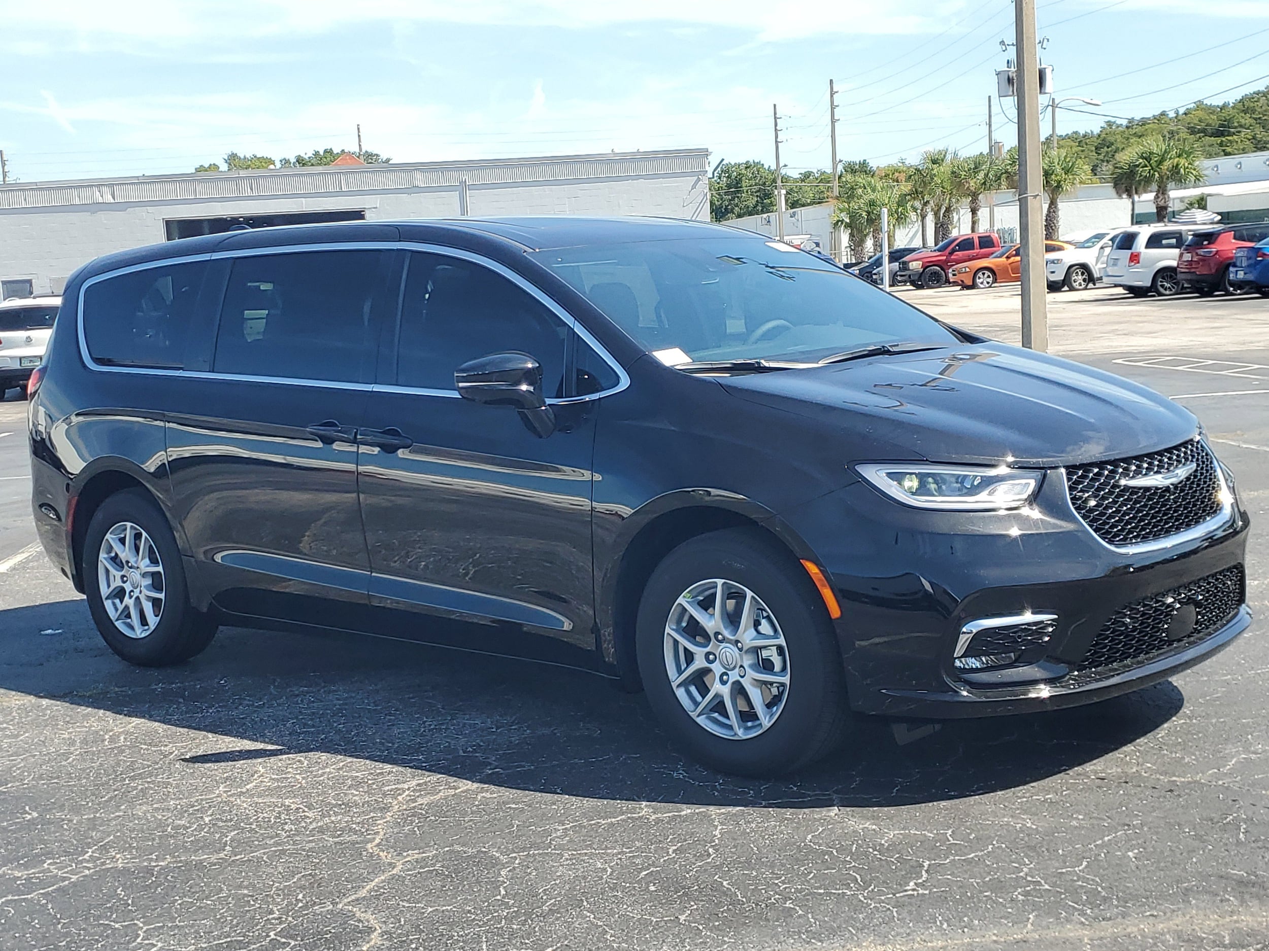 2026 Chrysler Pacifica Select's photo