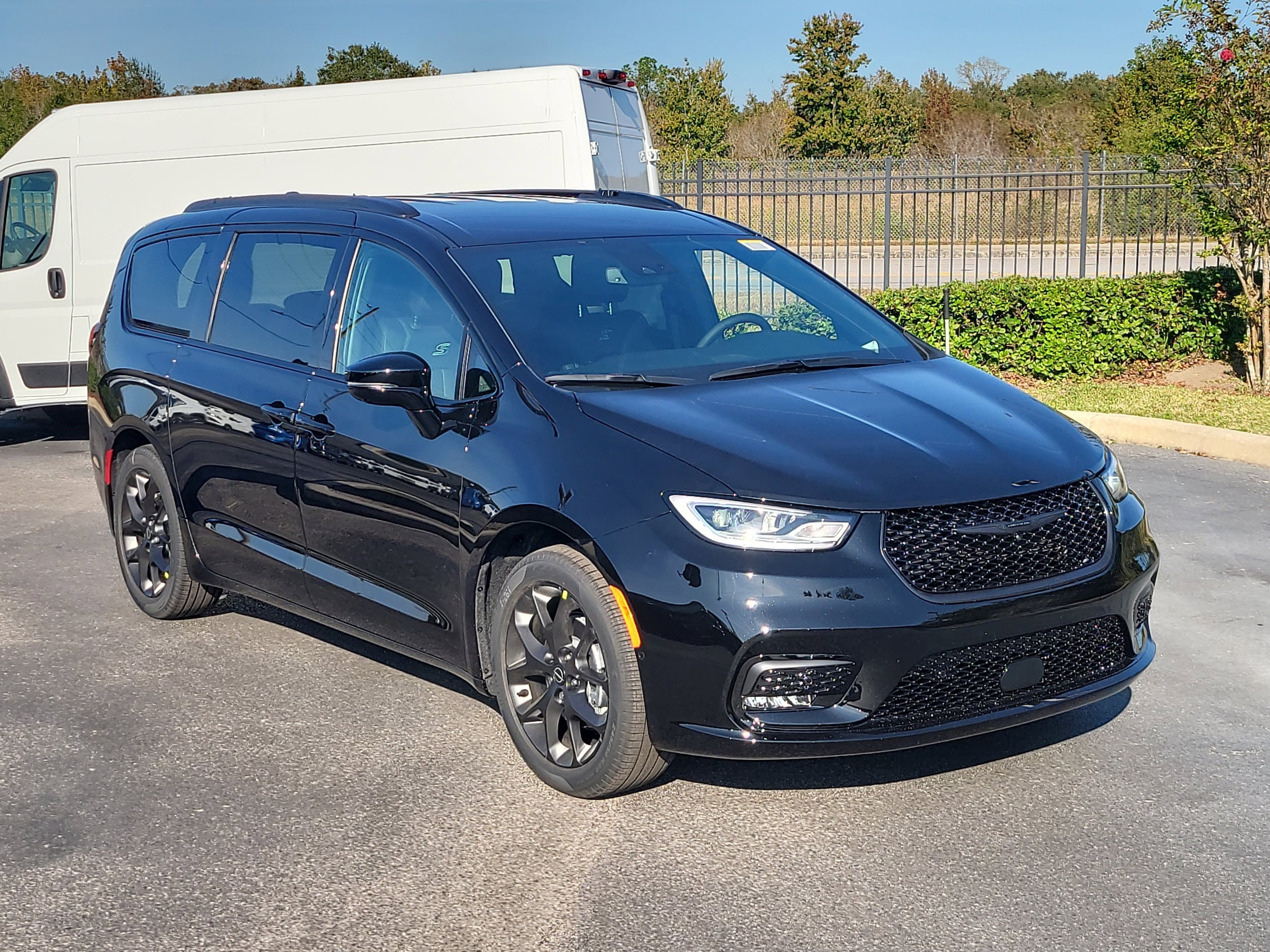 2026 Chrysler Pacifica Select's photo