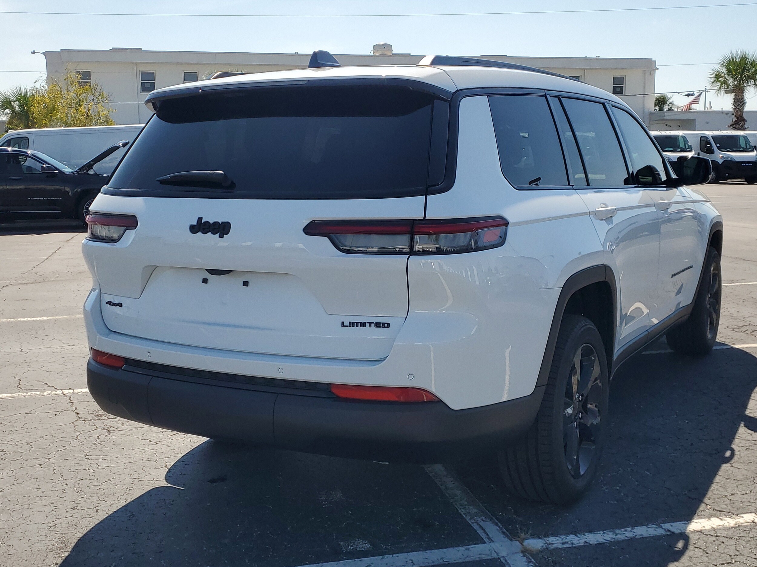 2025 Jeep Grand Cherokee Limited photo 2