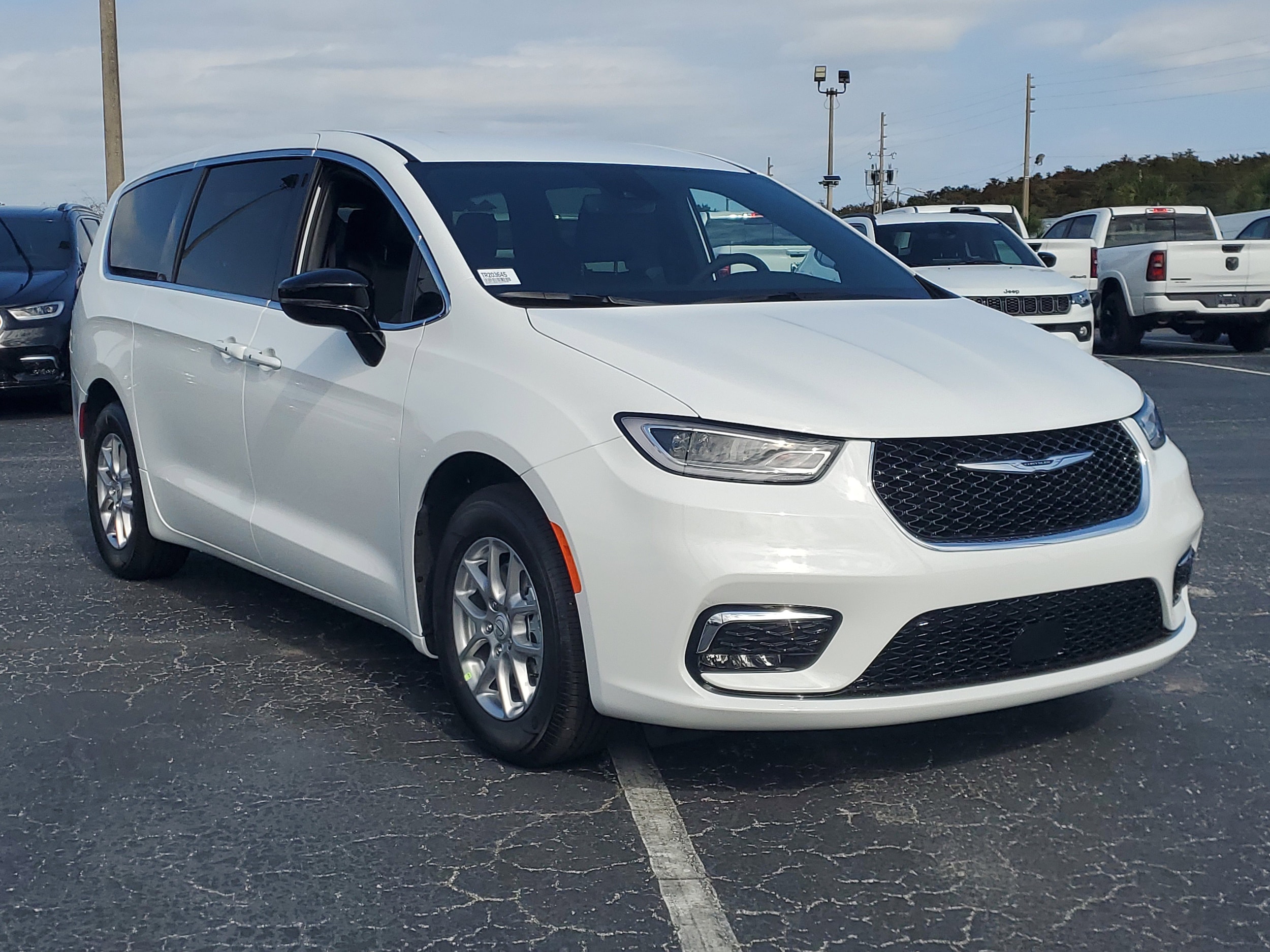 2026 Chrysler Pacifica Select's photo