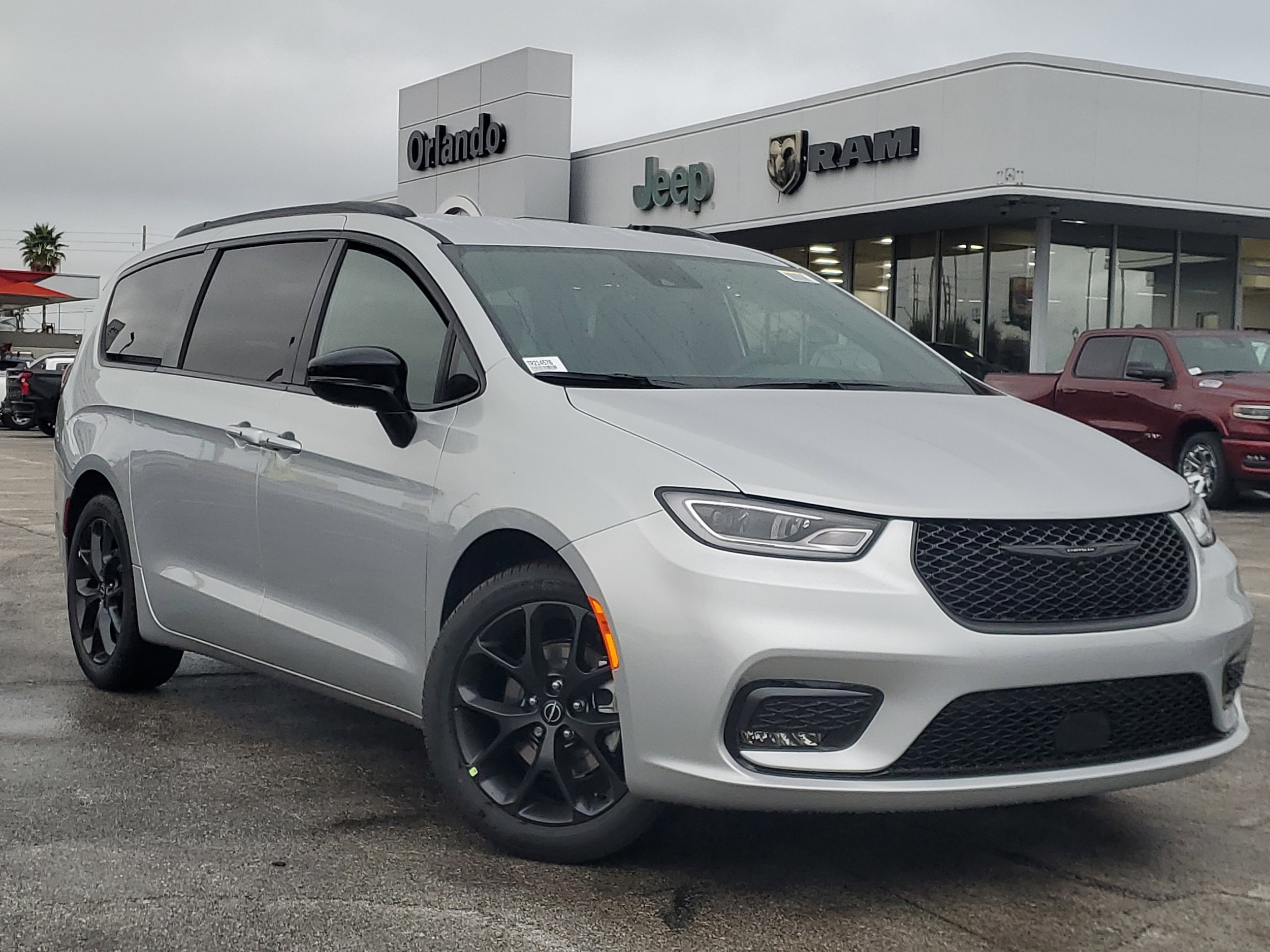 2026 Chrysler Pacifica Select's photo