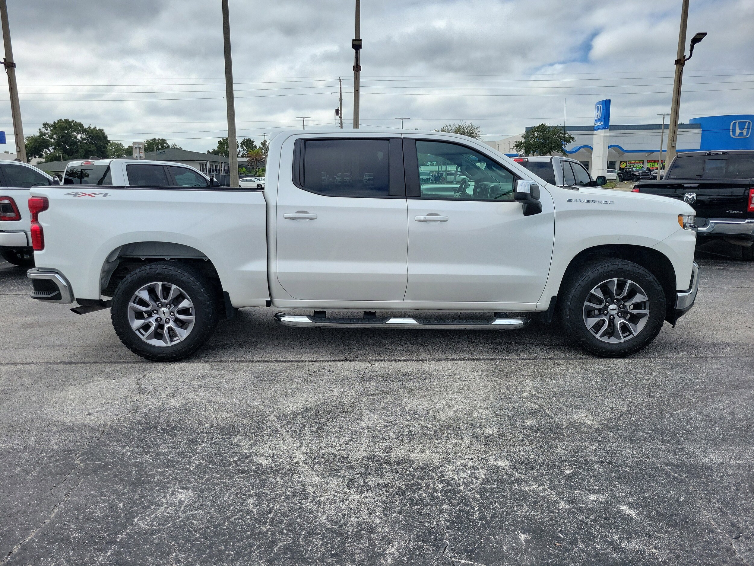 2022 Chevrolet Silverado 1500 LT photo 4
