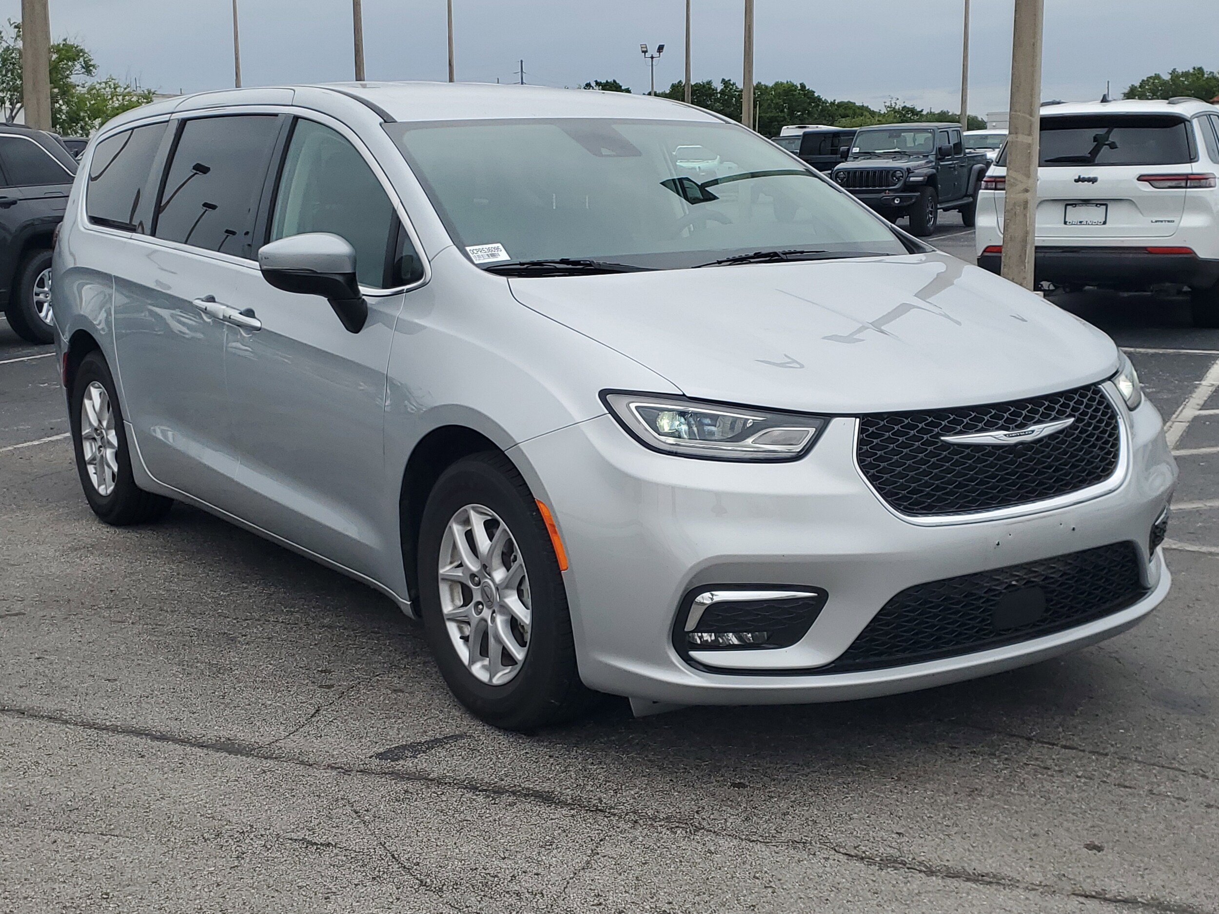 Image 2 of 2023 Chrysler Pacifica Touring L FWD