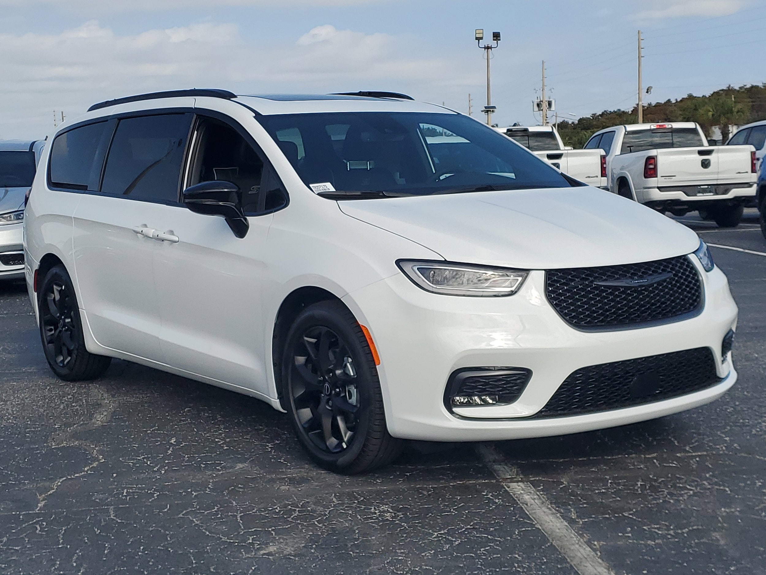 2026 Chrysler Pacifica Limited's photo